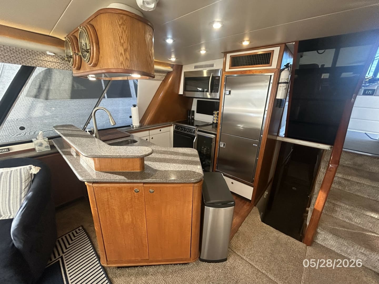 47' Bayliner galley1