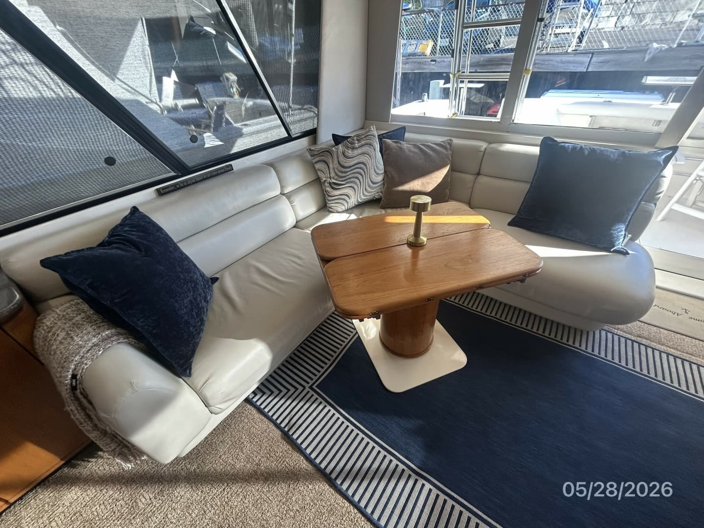47' Bayliner salon starboard seating