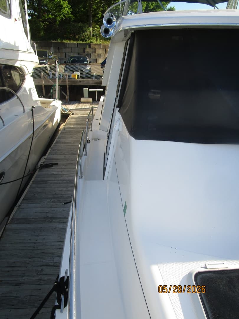 47' Bayliner starboard side deck1