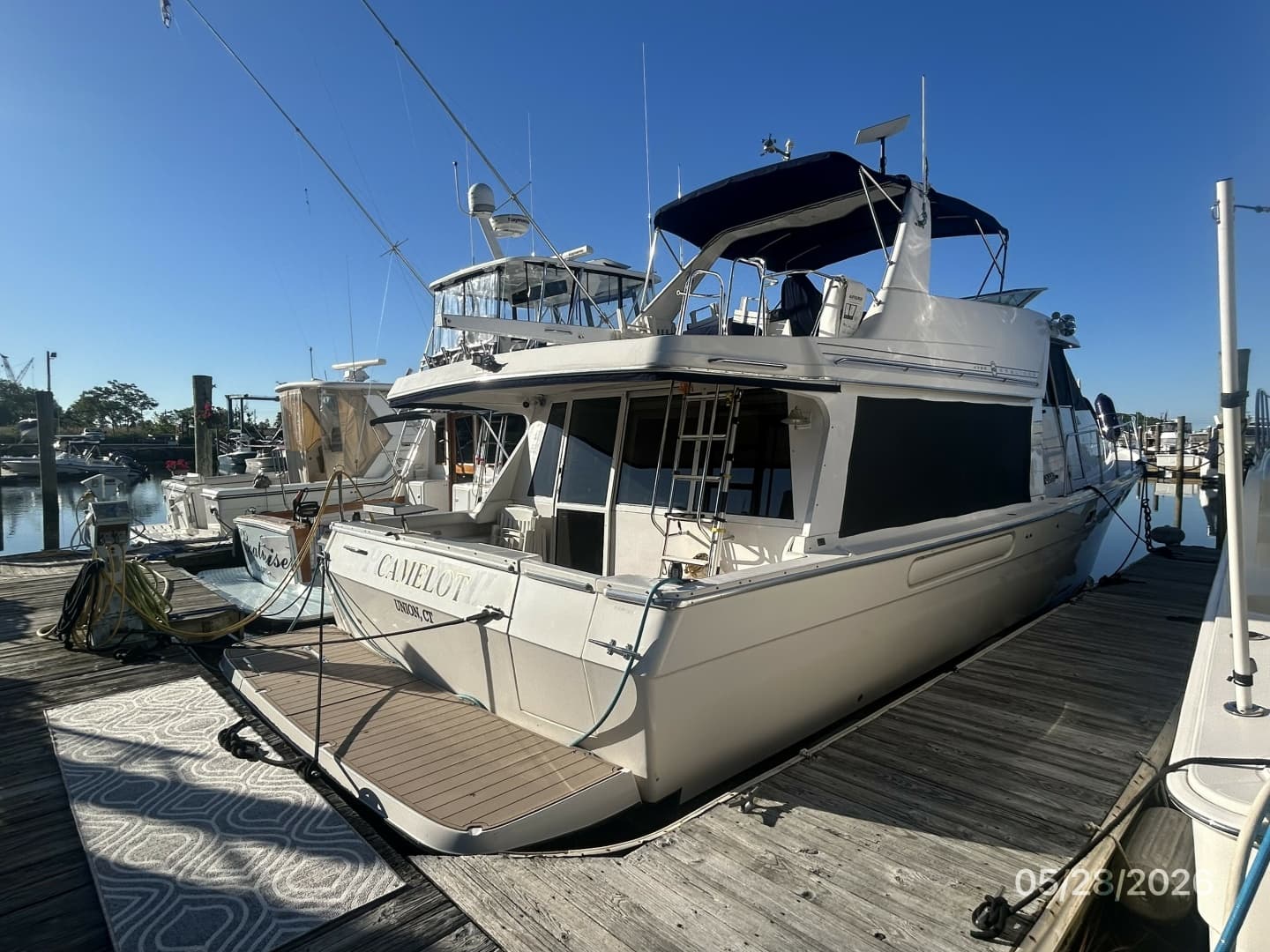 47' Bayliner starboard aft profile