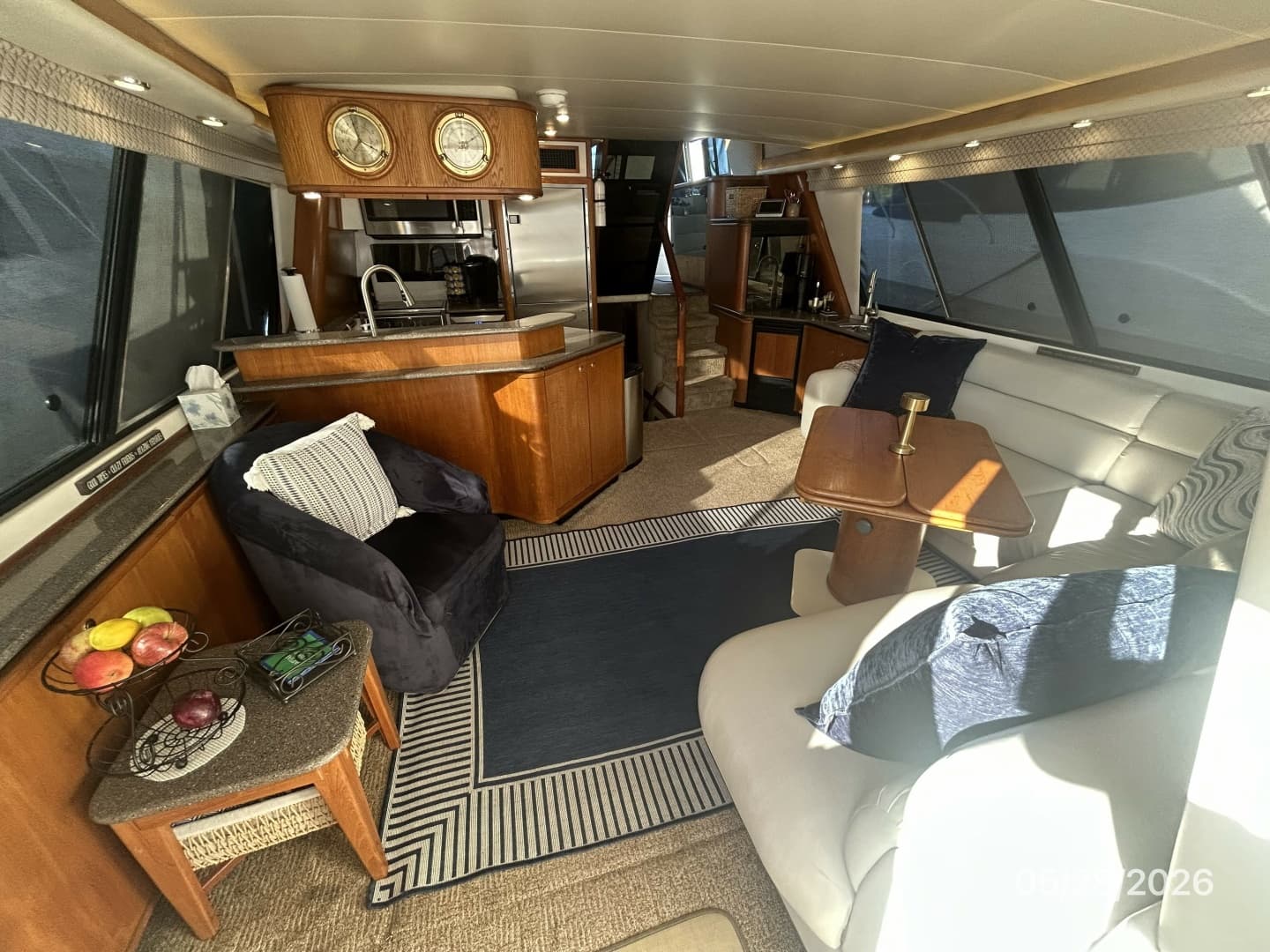 47' Bayliner salon forward