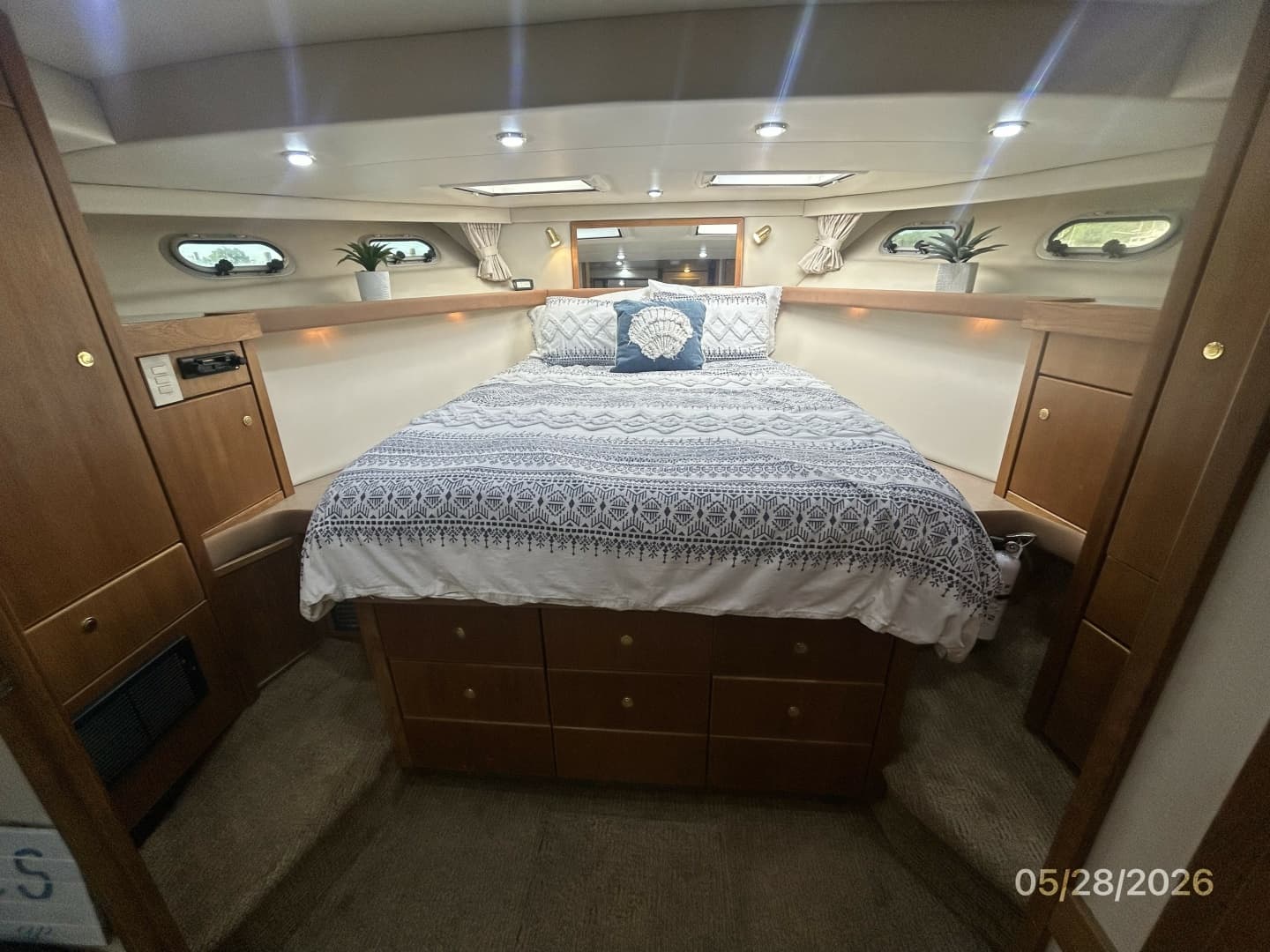 47' Bayliner master stateroom