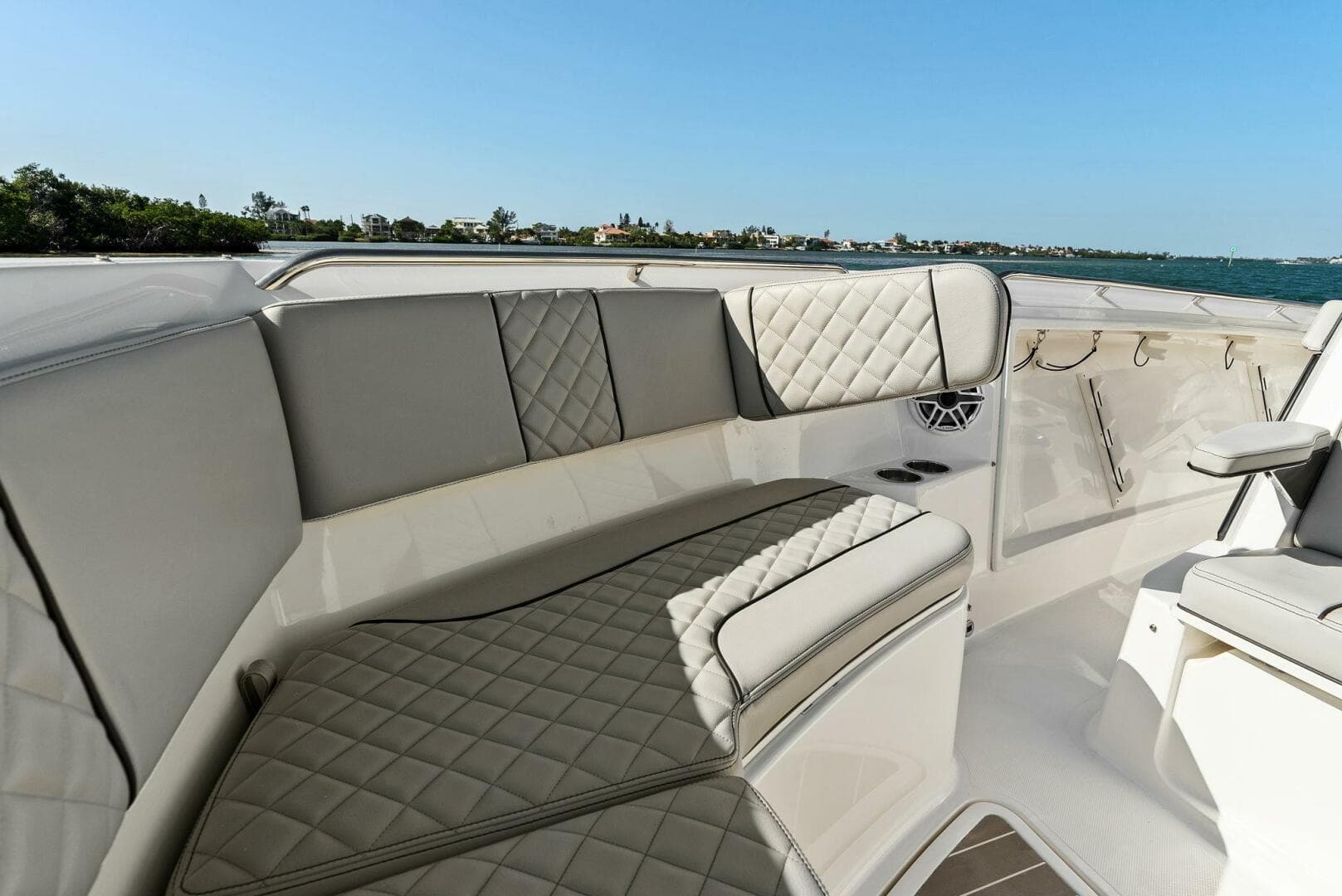 2024 Pursuit S 358 Sport - Foredeck