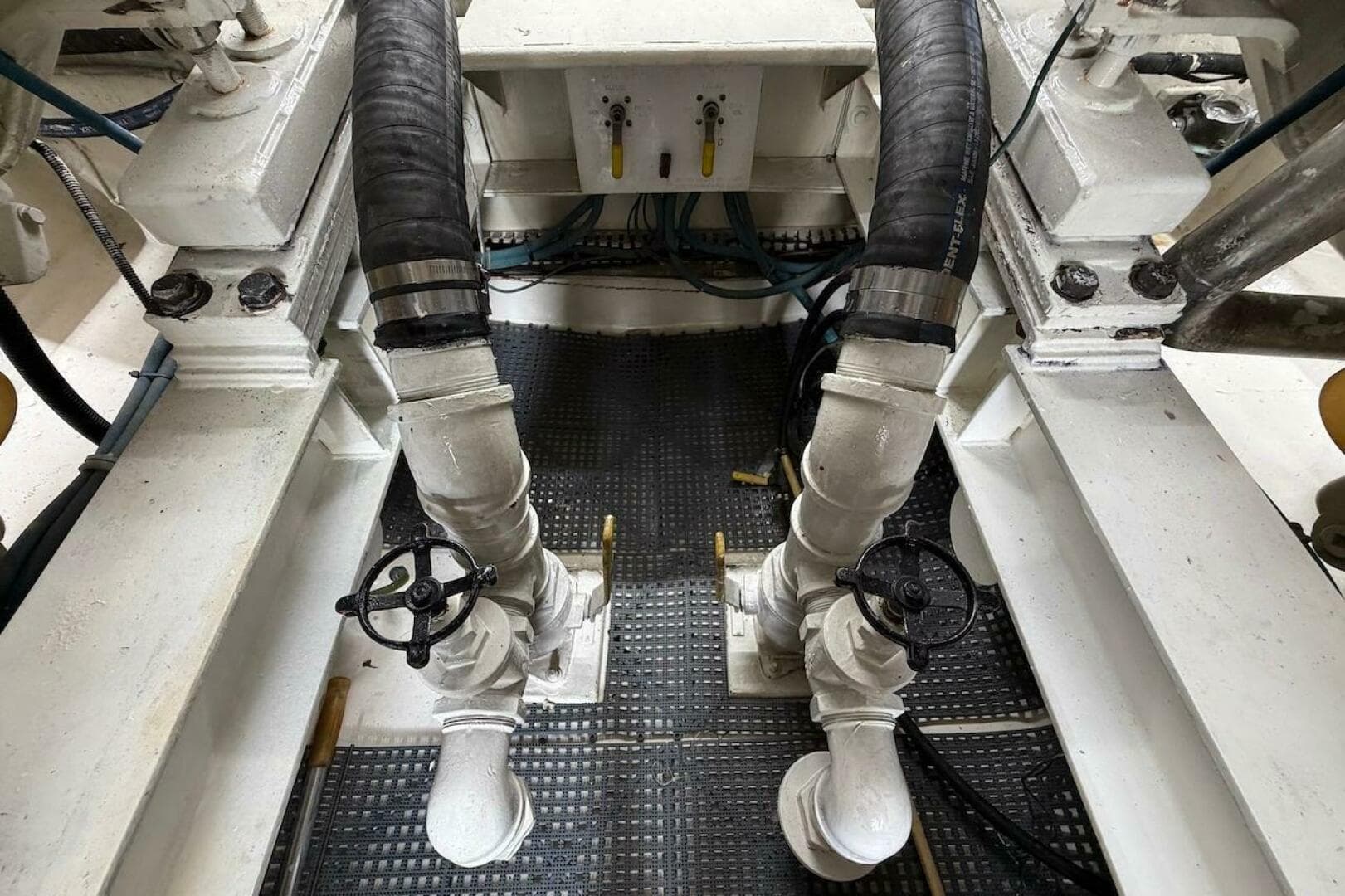 1999 Viking 58 Convertible