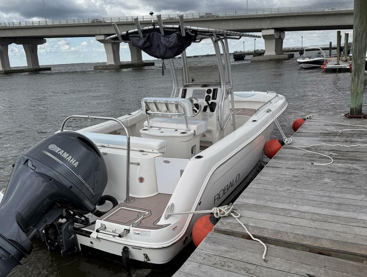 2015 Robalo R222 Center Console