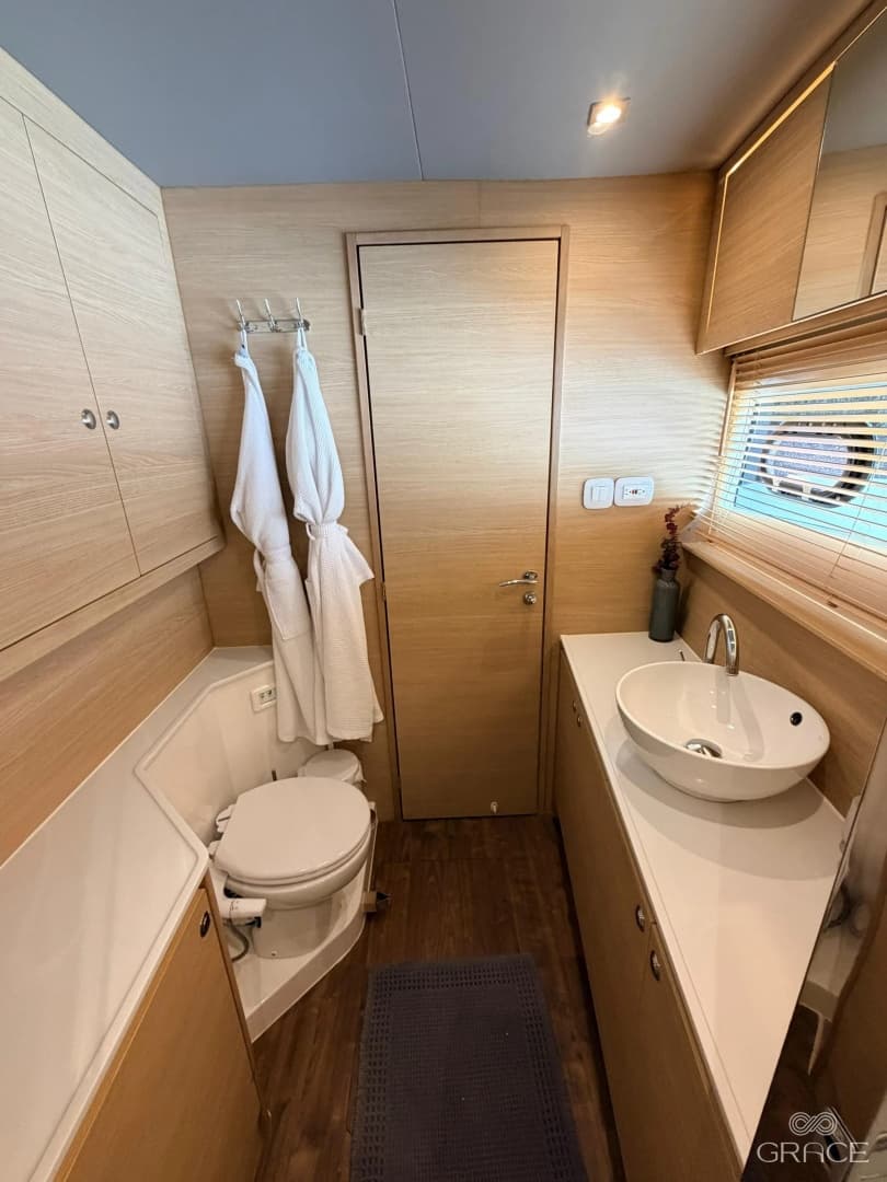 2022 Aquila 54 Yacht