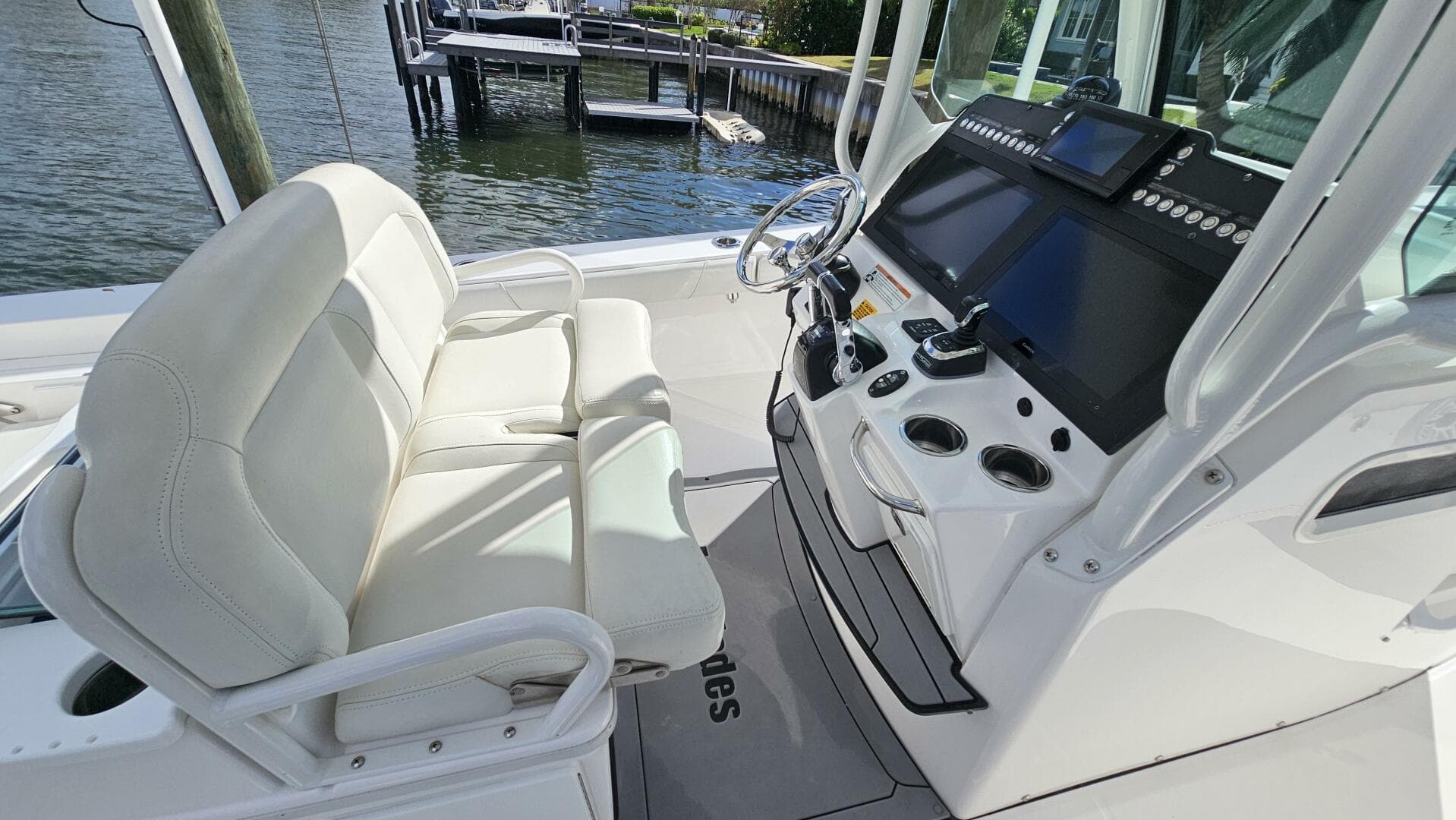 2021 Everglades 273CC