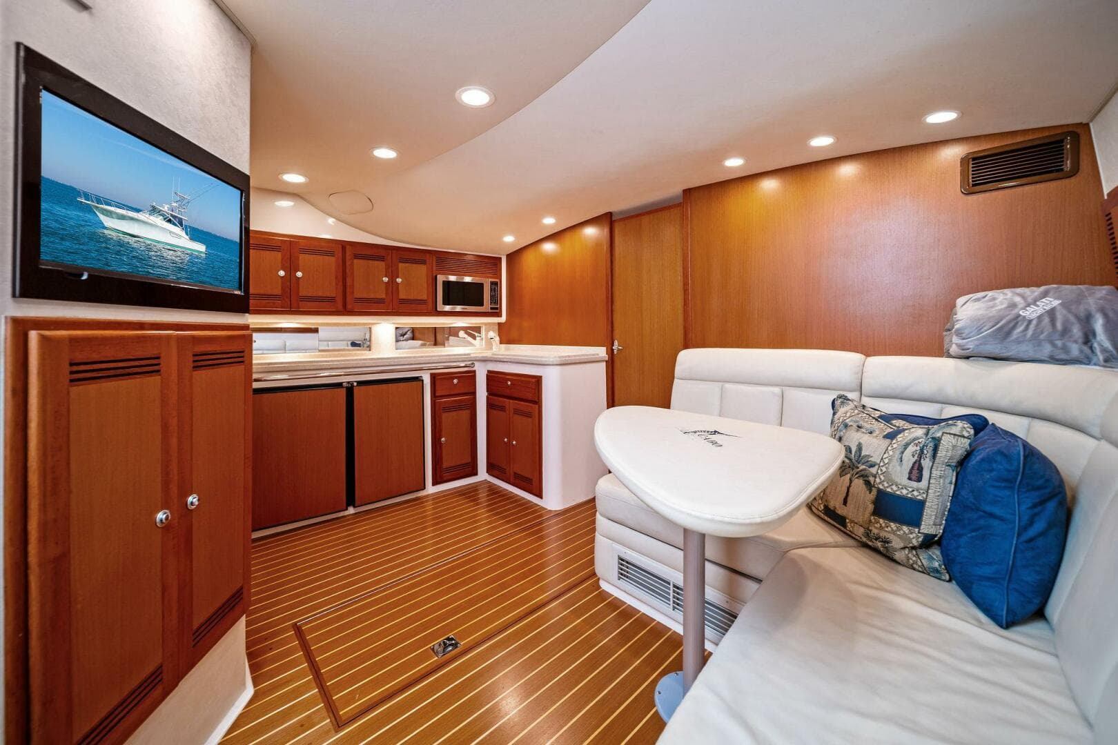 2005 40 Cabo Express - Miss B Halvin