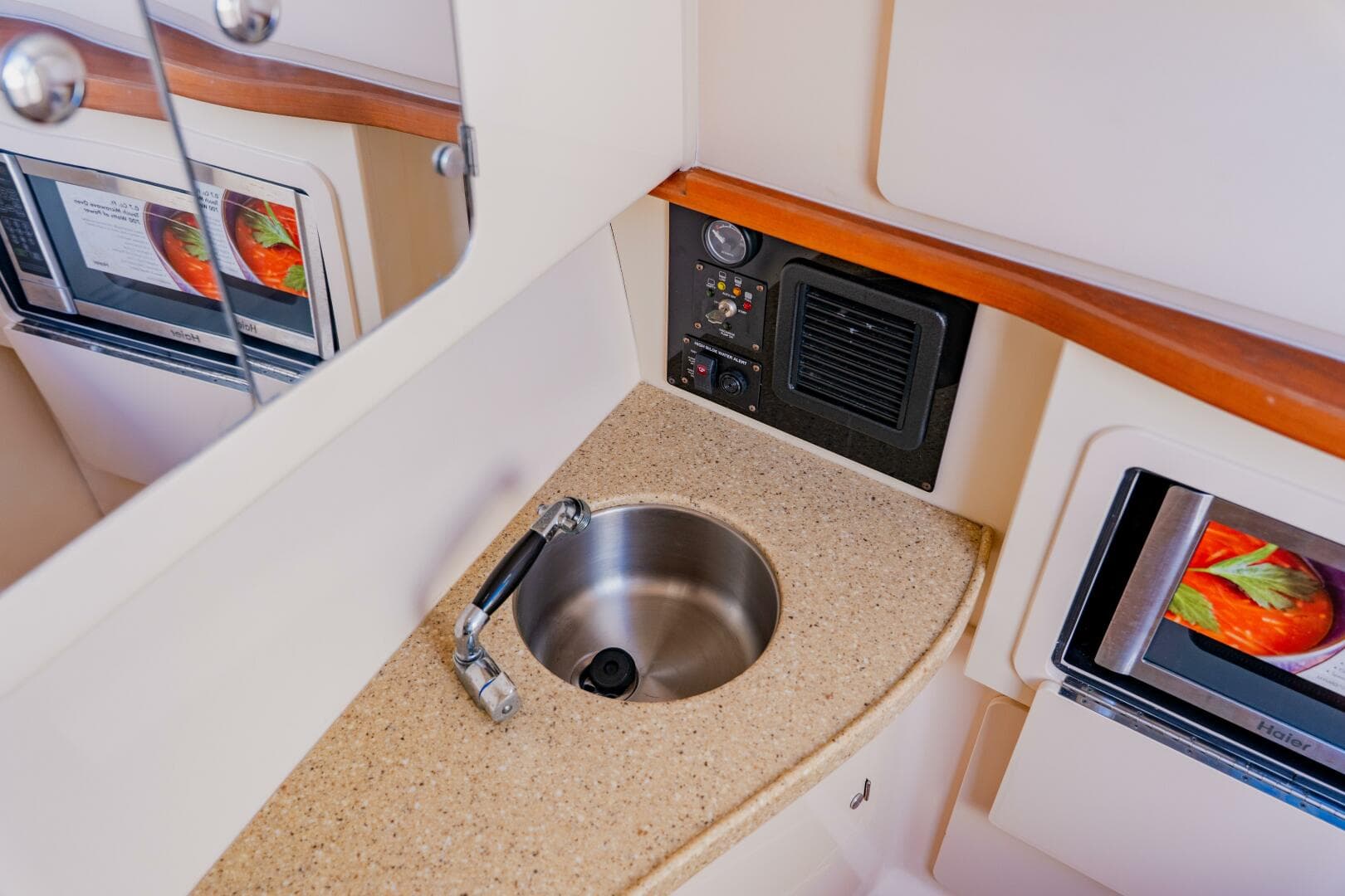 2013 Grady-White 335 Freedom