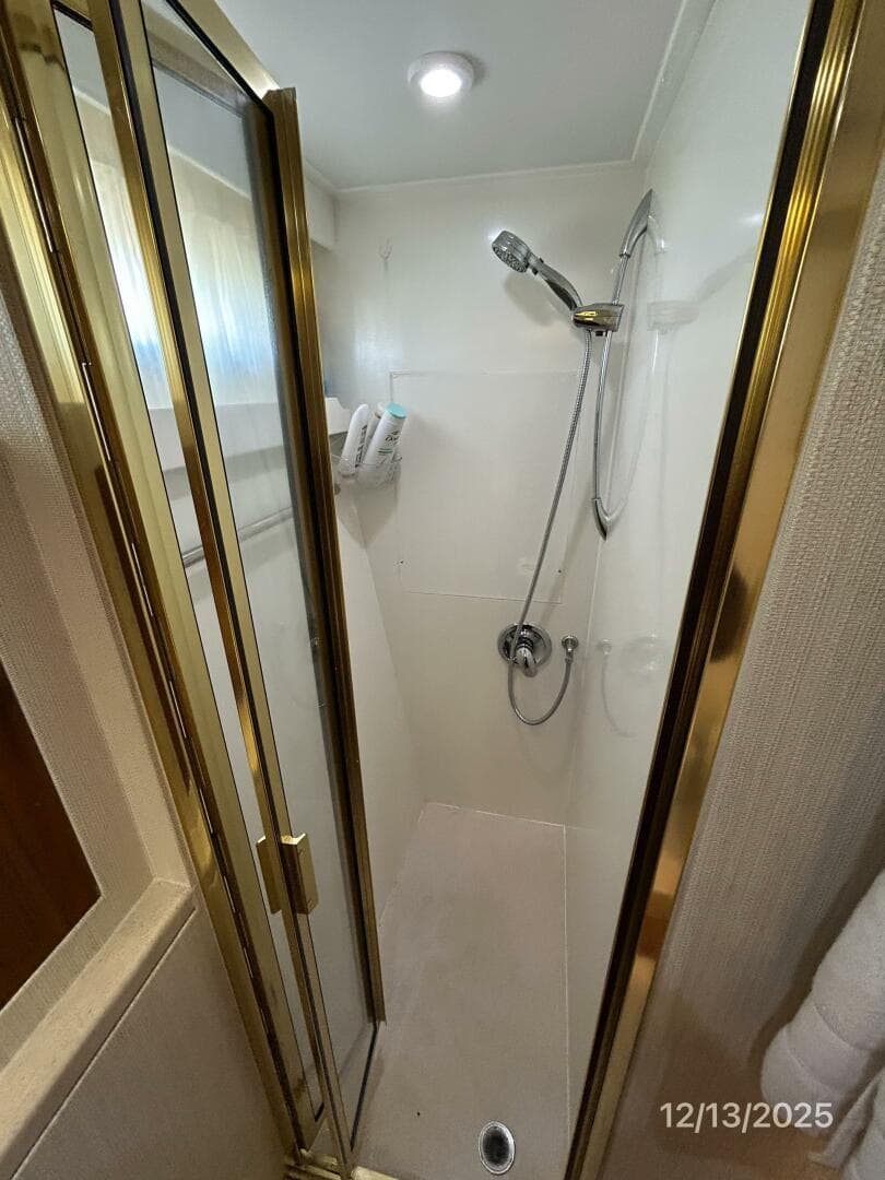 60' Jefferson port guest shower
