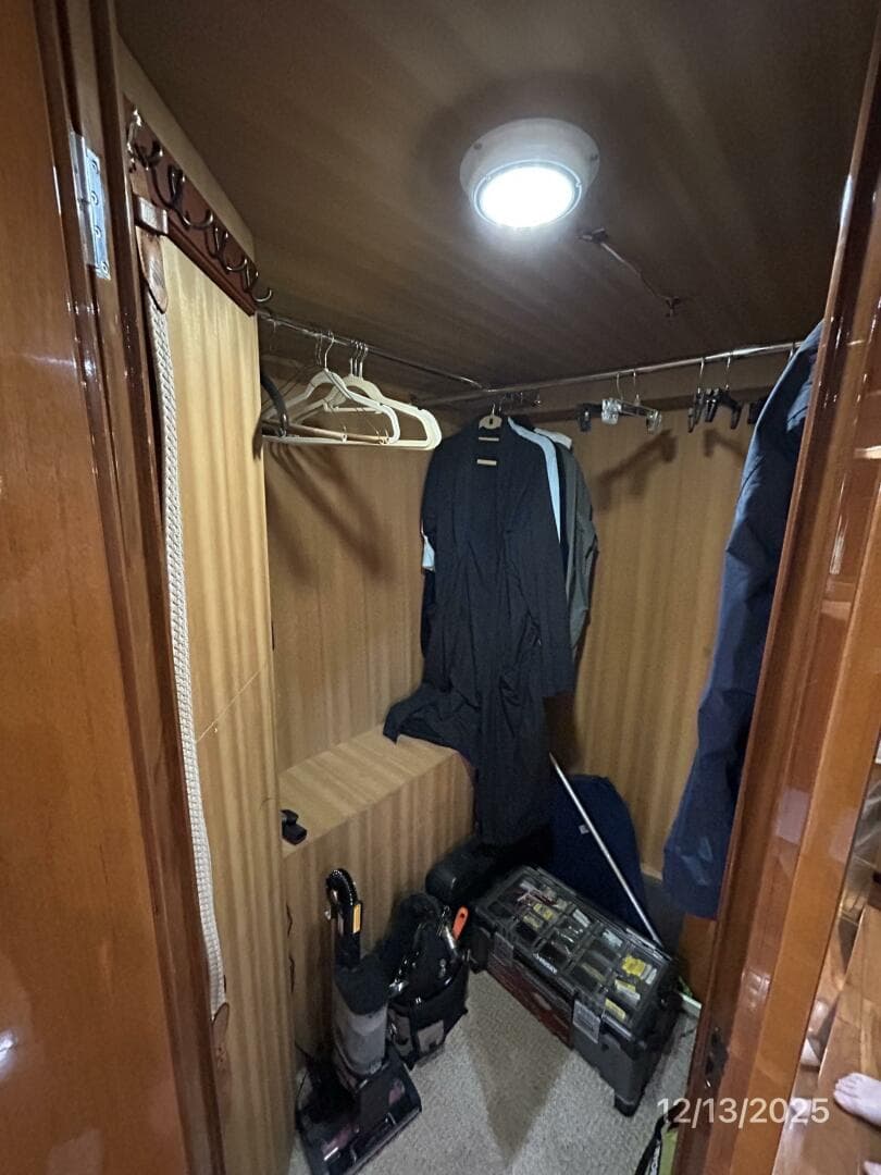 60' Jefferson master stateroom walk-in locker