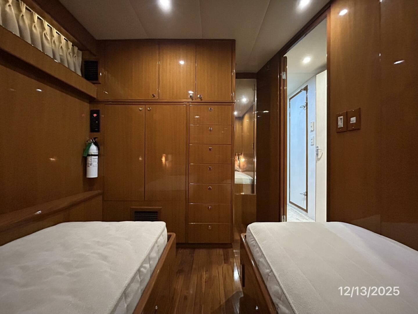 60' Jefferson starboard guest stateroom aft