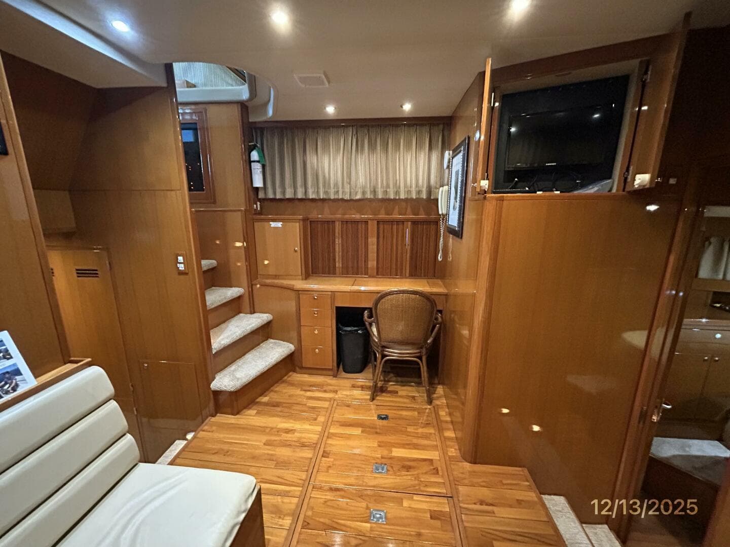 60' Jefferson office port