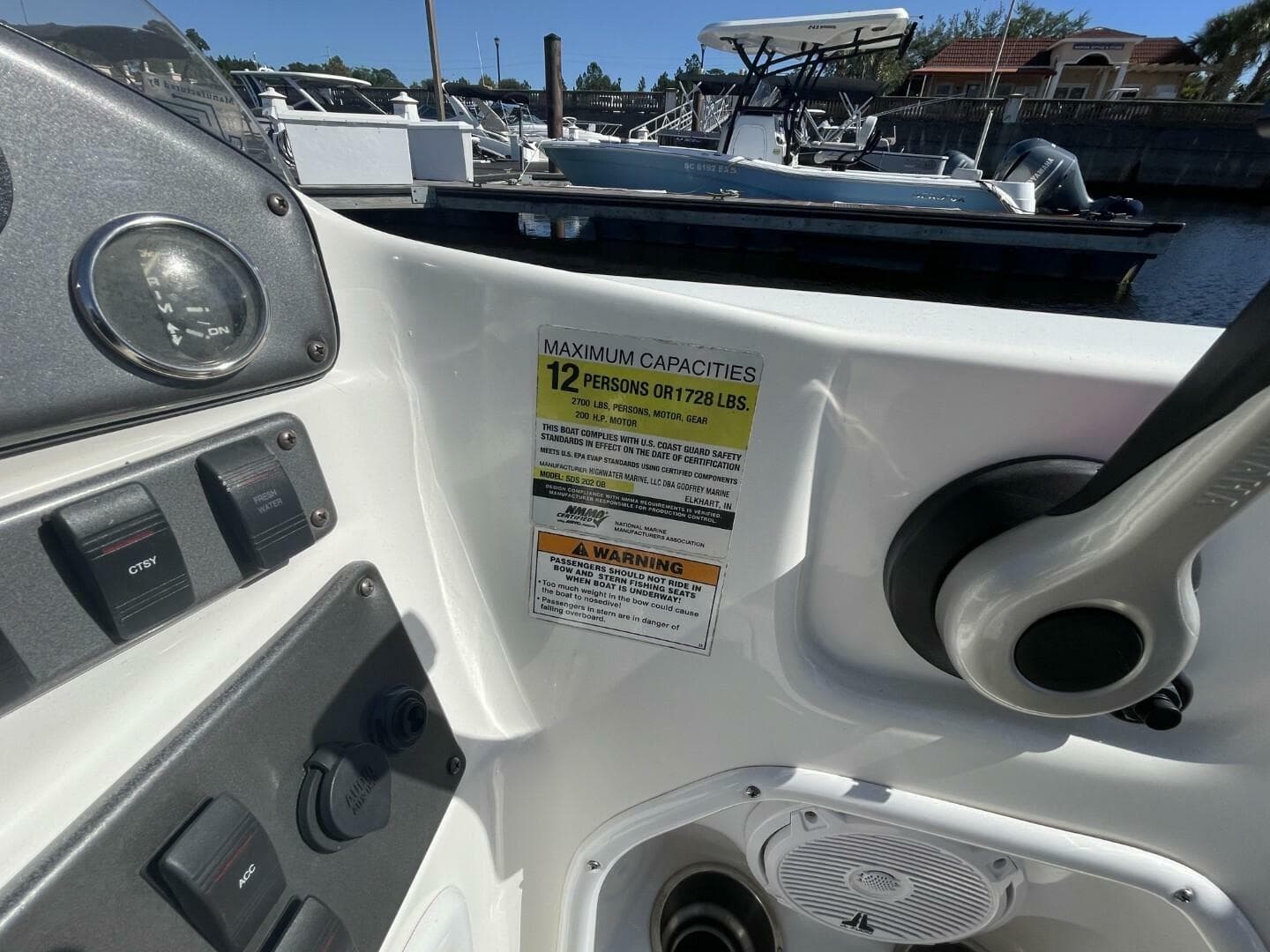 2917 Hurricane SunDeck Sport 202 OB