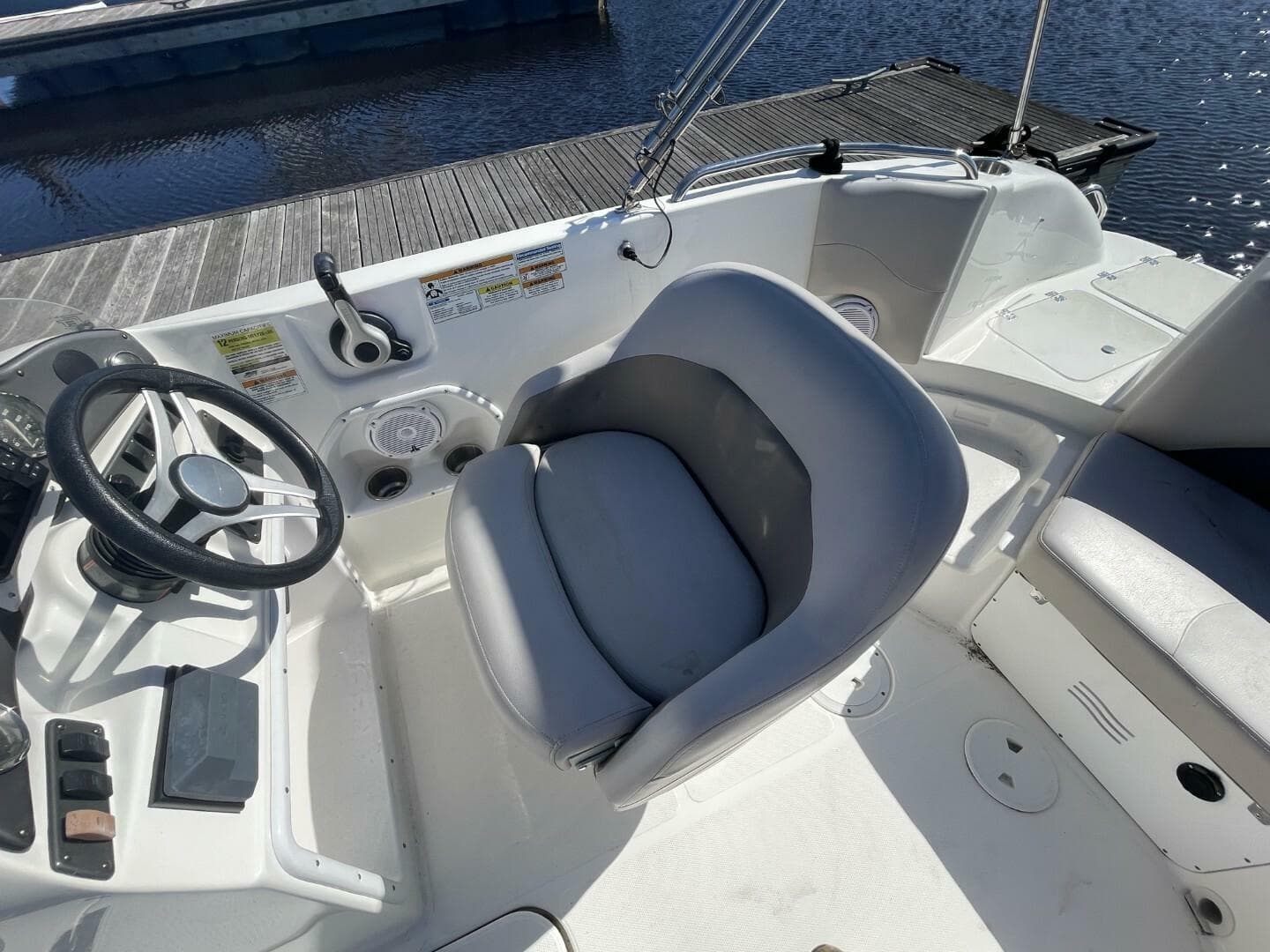 2917 Hurricane SunDeck Sport 202 OB