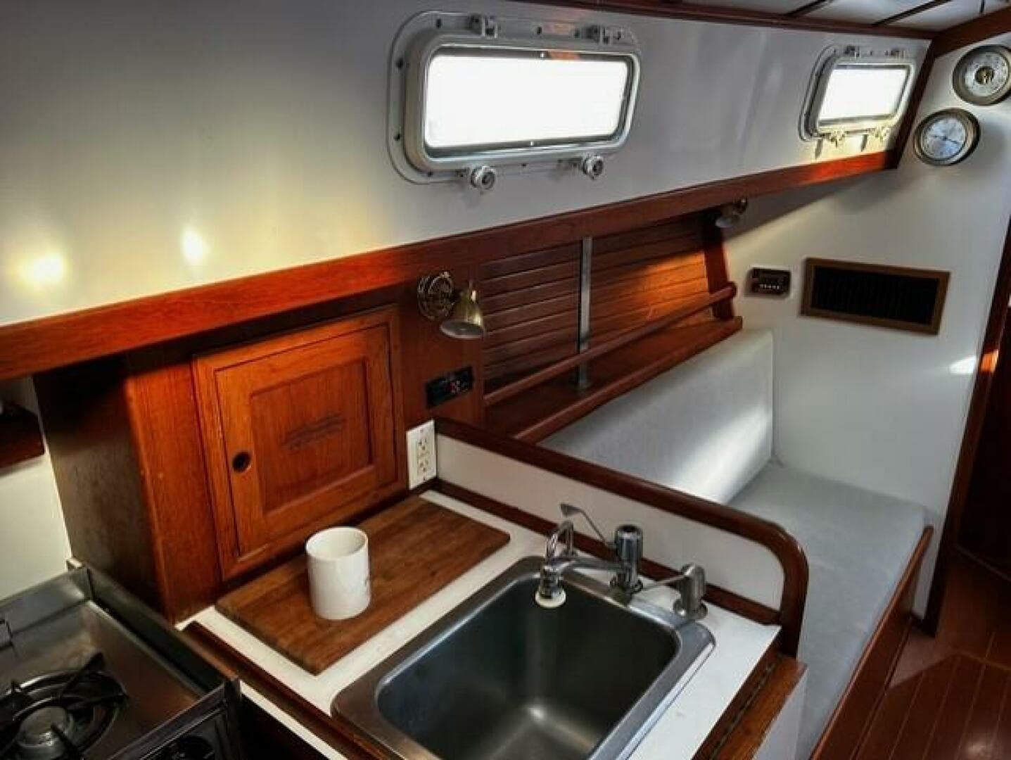1986 Dickerson Tri-Cabin