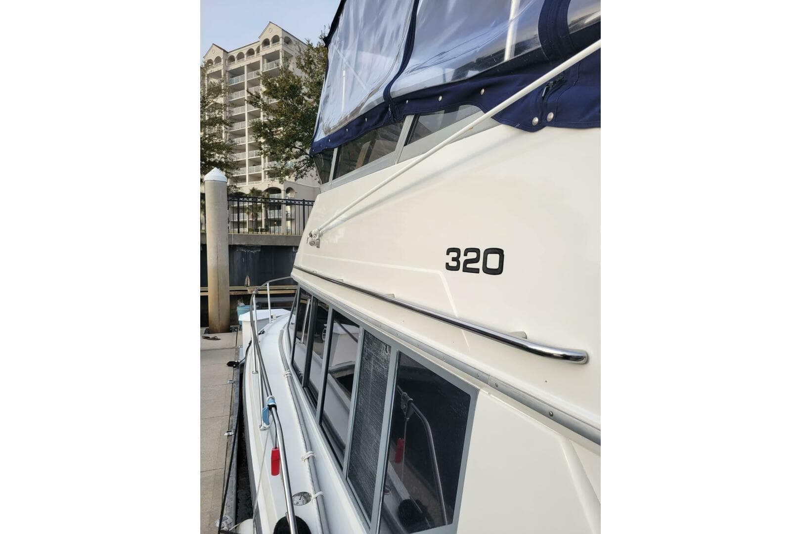 1996 Carver 320 Voyager