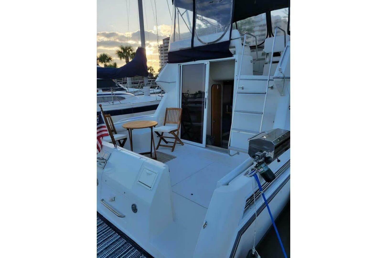 1996 Carver 320 Voyager