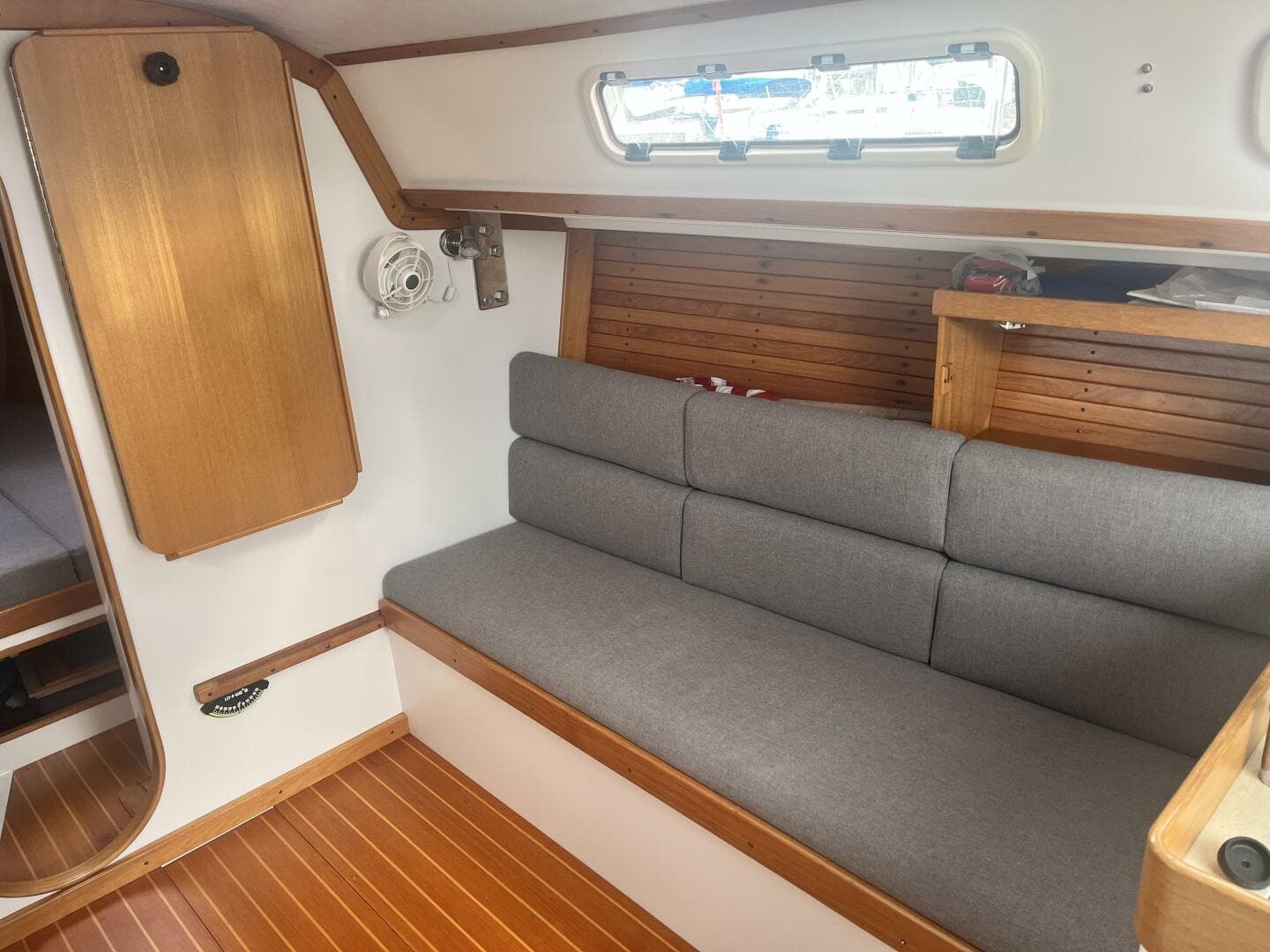 1998 J/32 - Starboard Settee