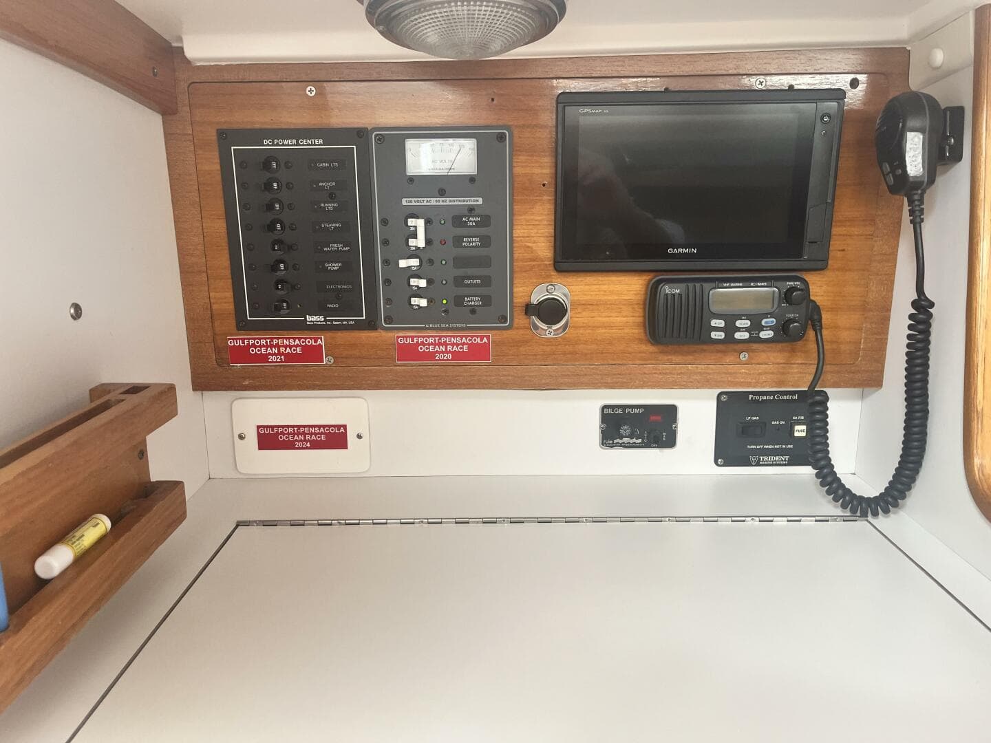 1998 J/32 - Nav Station