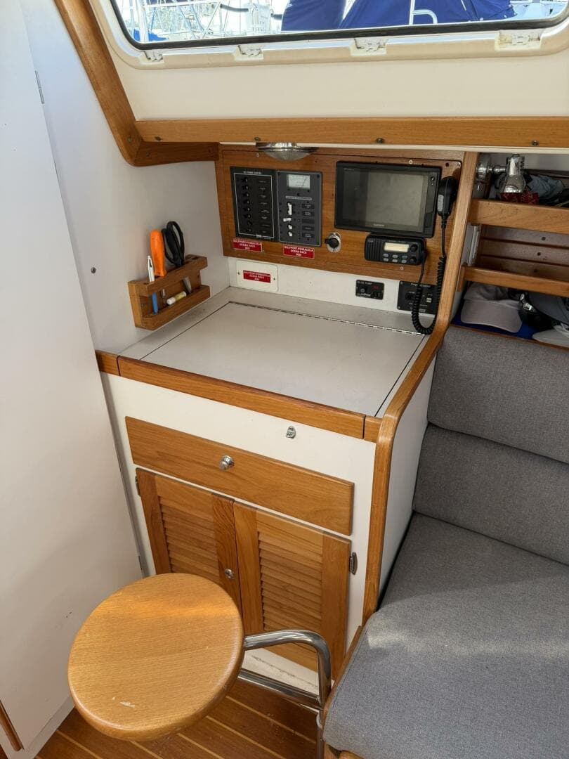 1998 J/32 - Nav Station