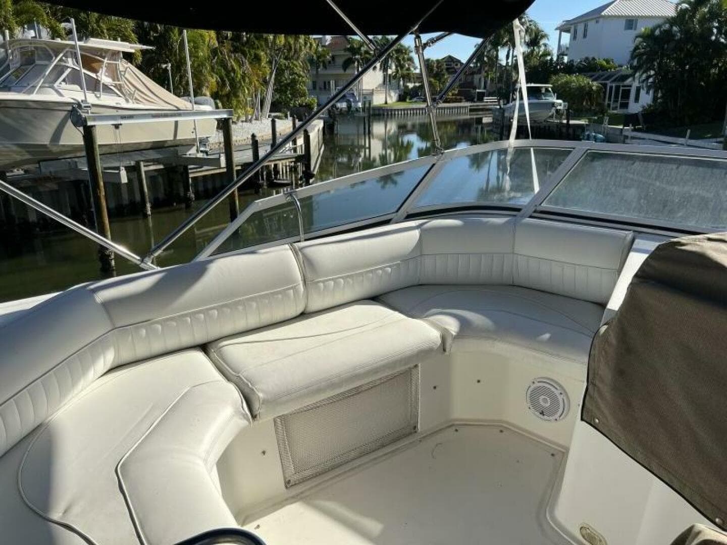 2004 Cruisers Yachts 