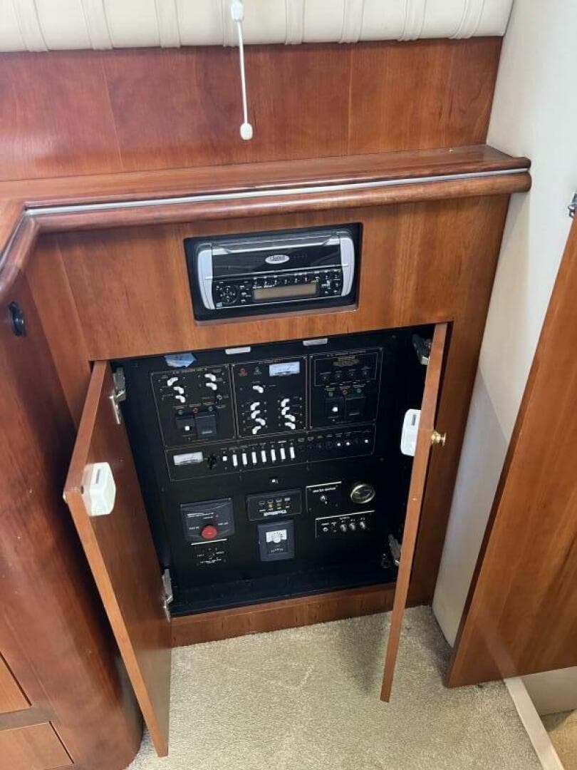 2004 Cruisers Yachts 