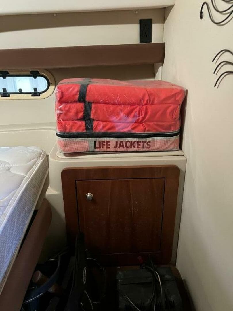 2004 Cruisers Yachts 