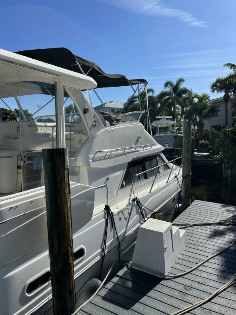 2004 Cruisers Yachts 