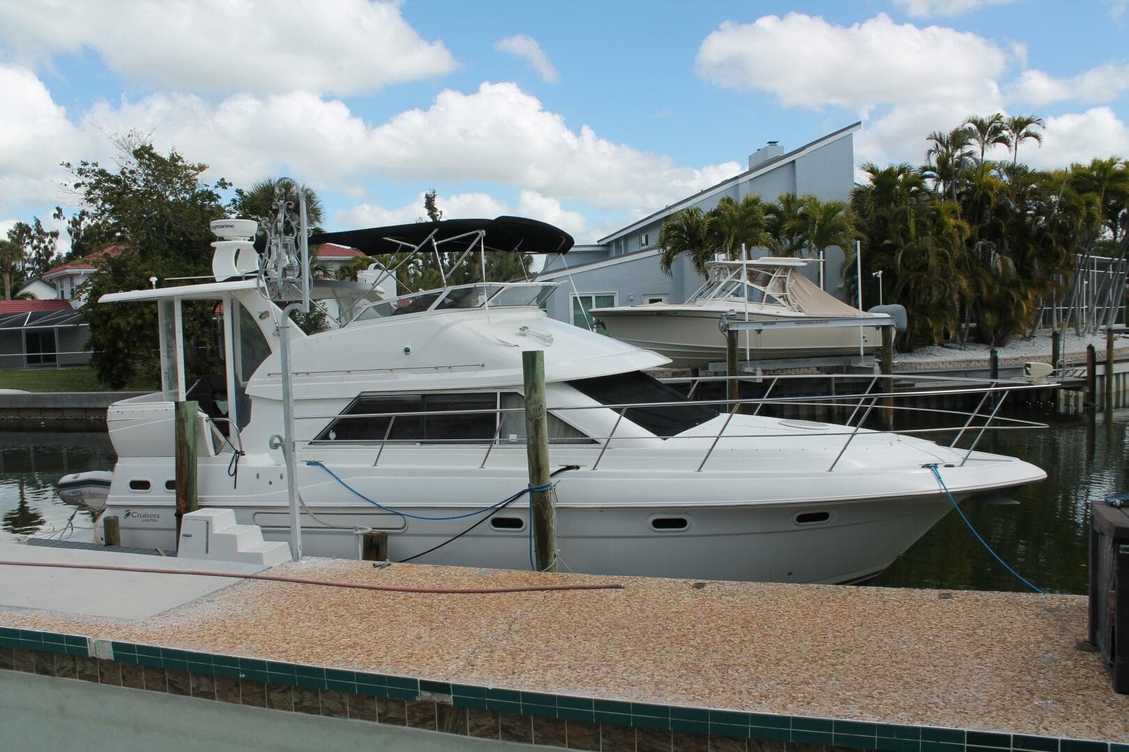 2004 Cruisers Yachts 