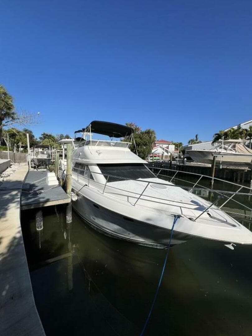 2004 Cruisers Yachts 