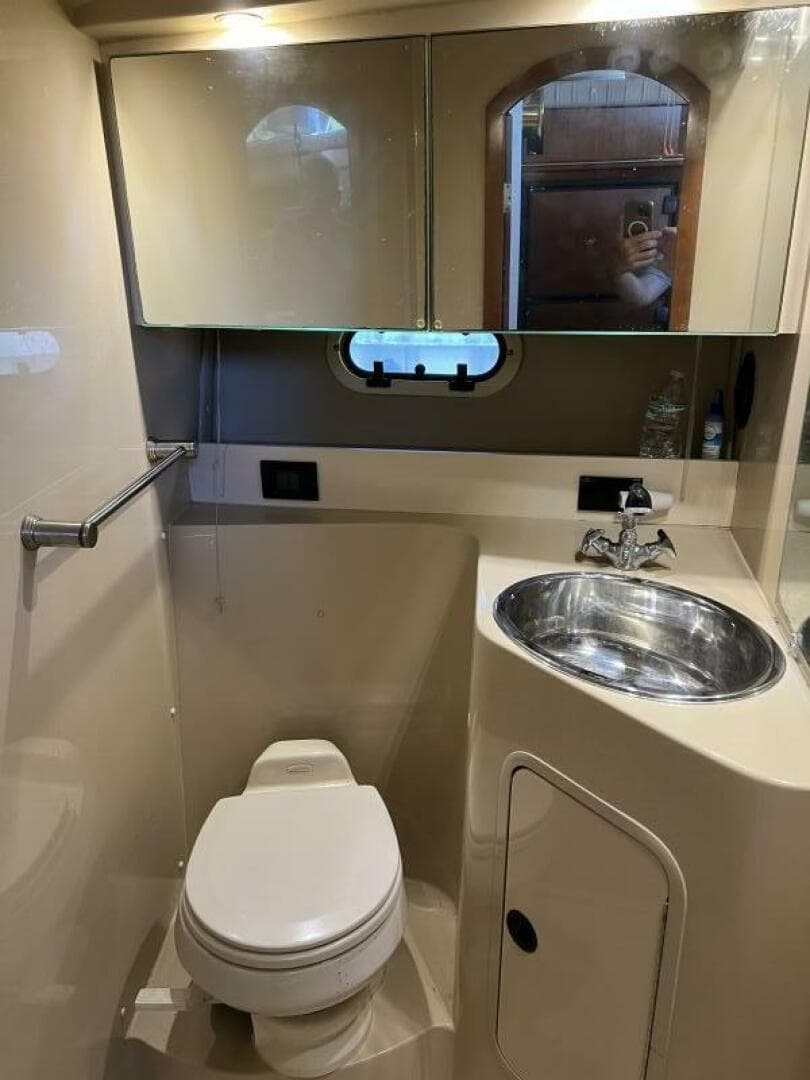 2004 Cruisers Yachts 