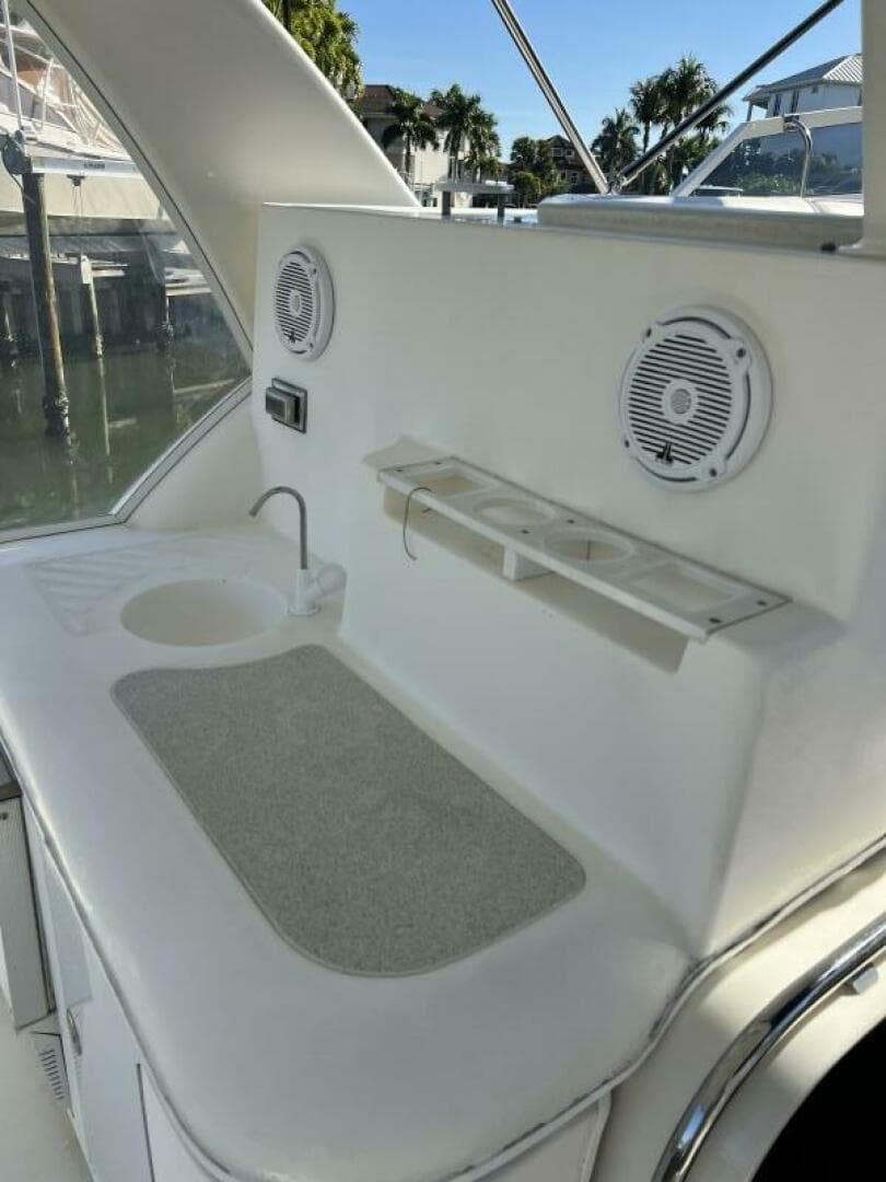 2004 Cruisers Yachts 