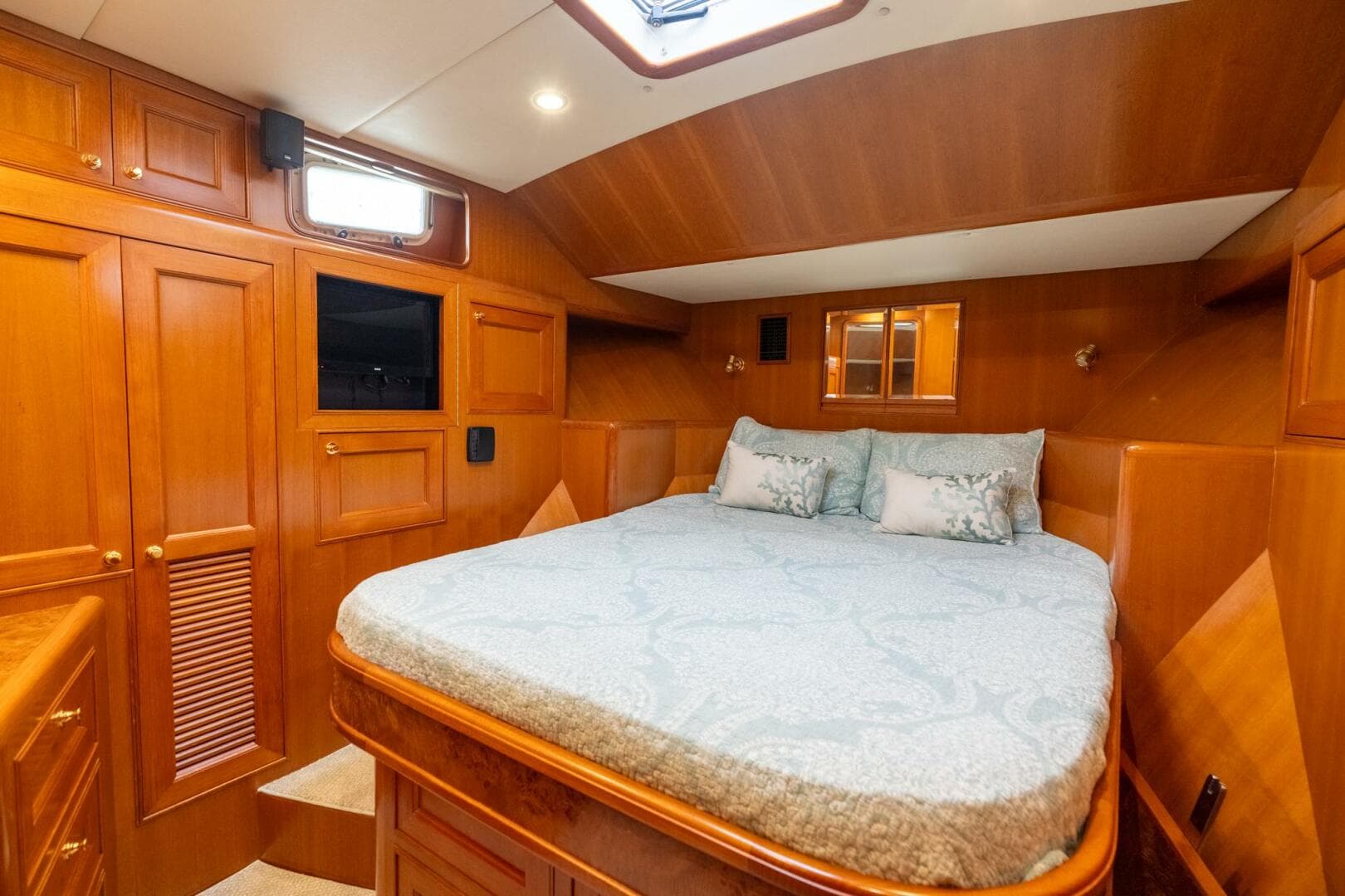 2005 Offshore Yachts Pilothouse