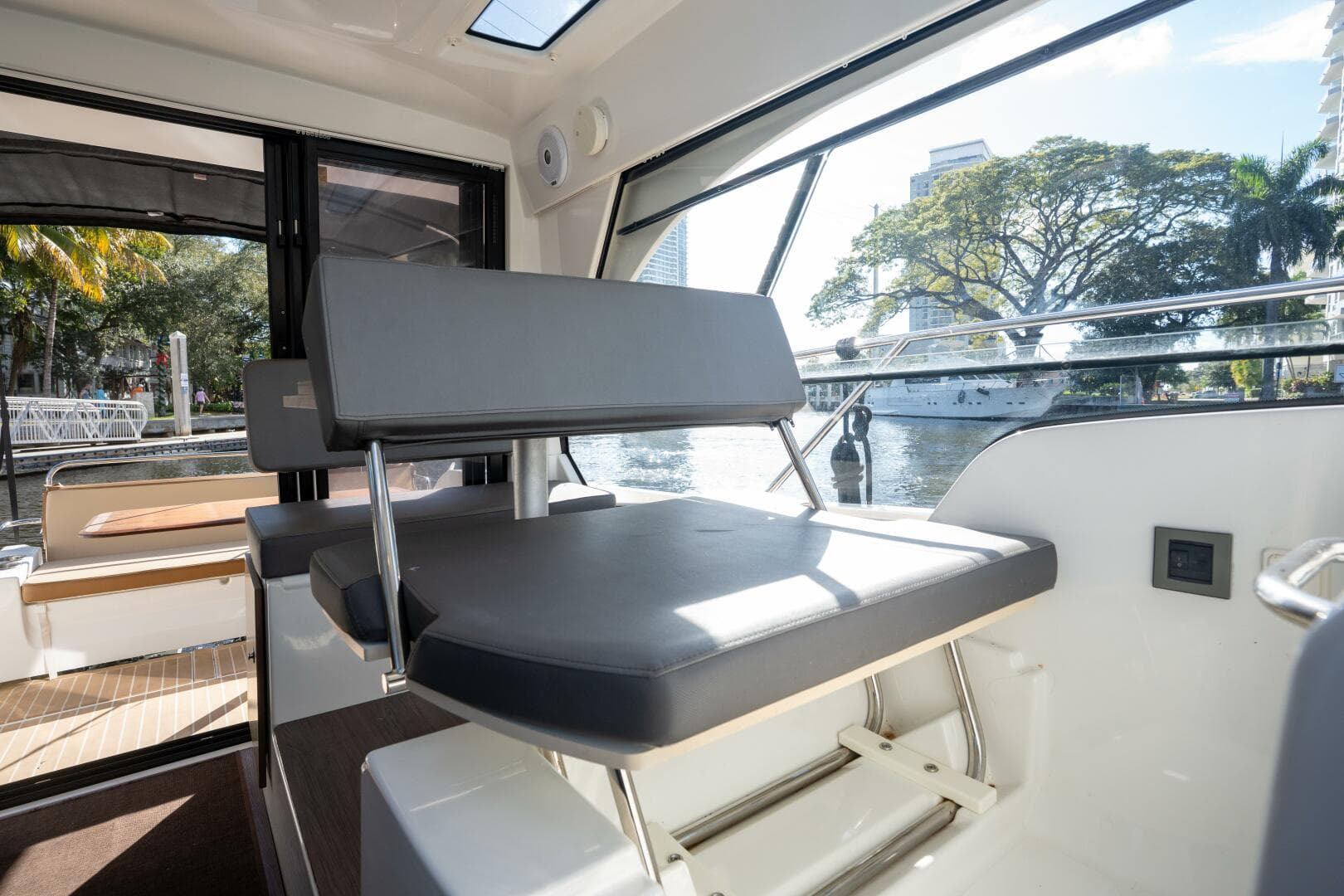 2021 Beneteau Antares 9