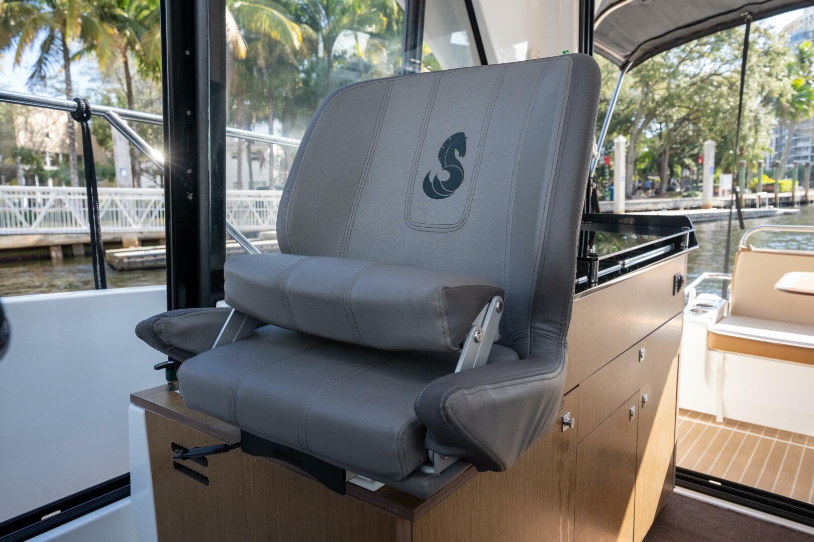 2021 Beneteau Antares 9