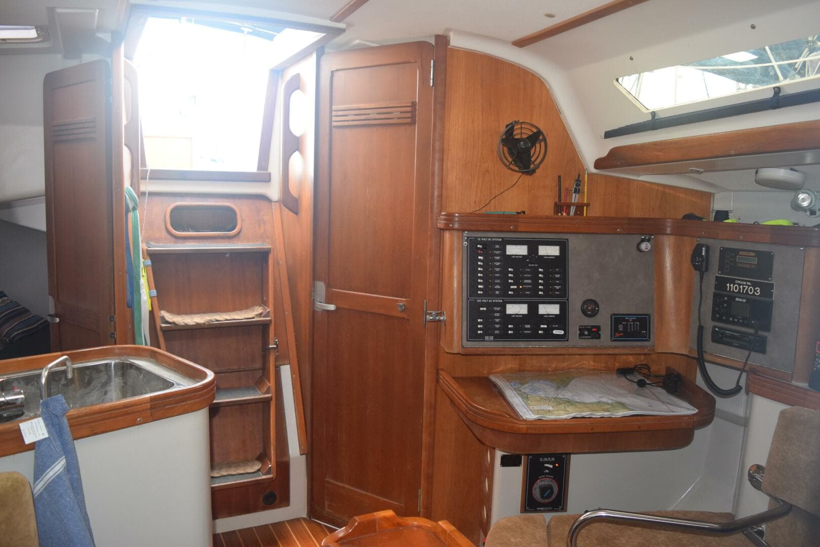 1999 C&C 110 Nav Station