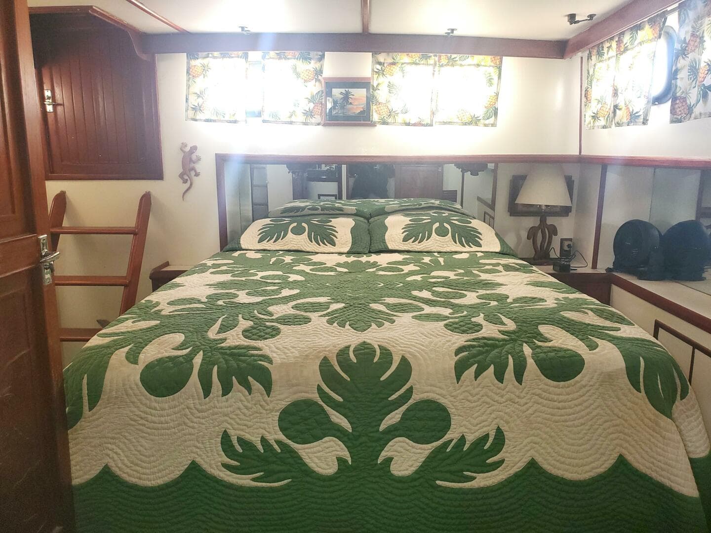 1981 CHB SEDAN-AFT CABIN