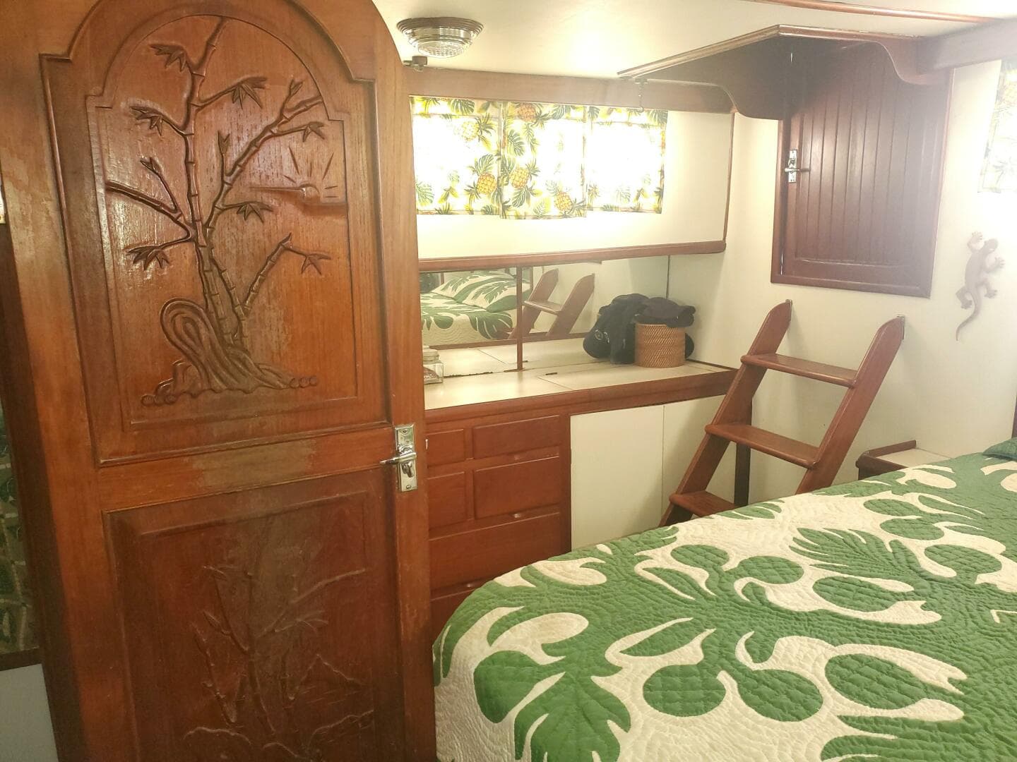 1981 CHB SEDAN-AFT CABIN