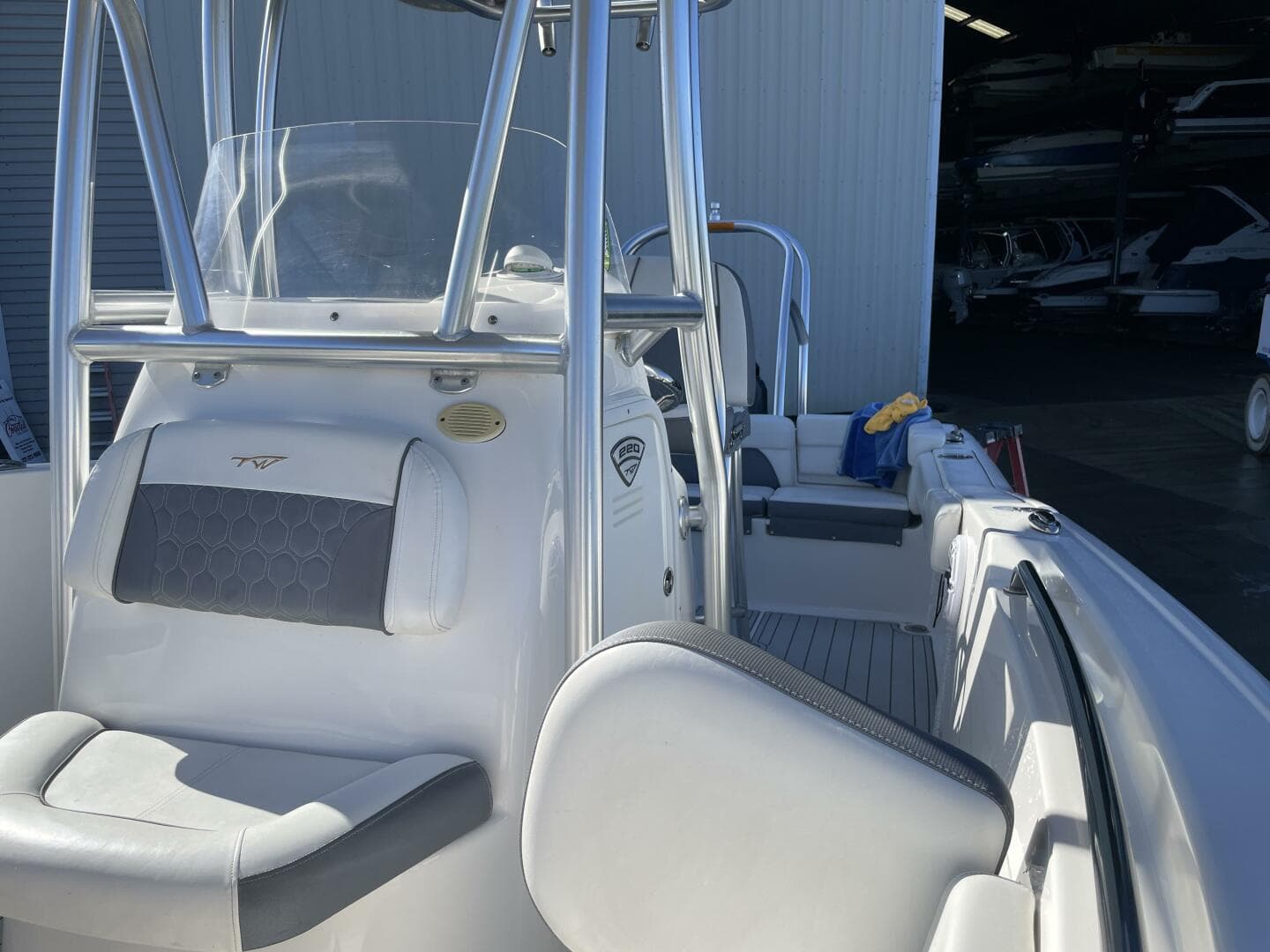 2017 Tidewater 220LXF