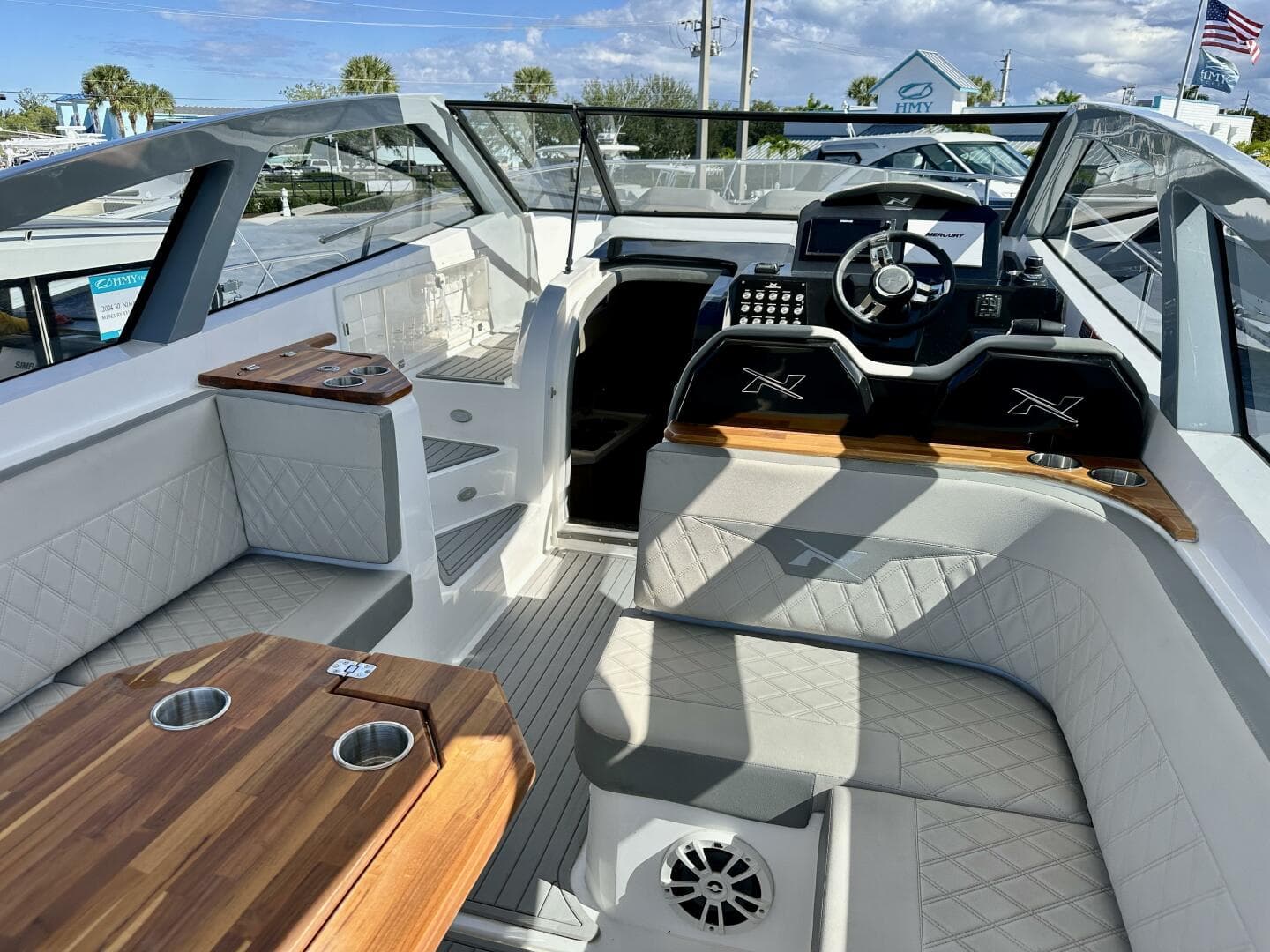 NX 360 Sports Coupe - Cockpit/Helm