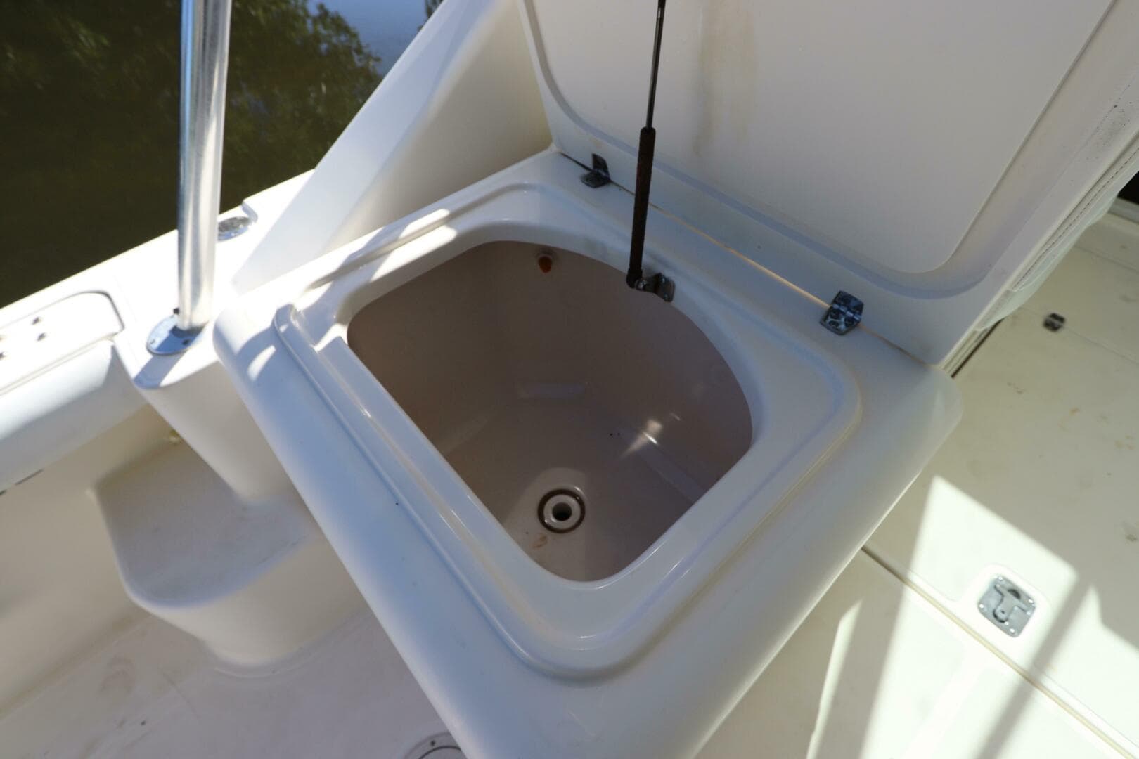 2000 Pursuit 3000 Express