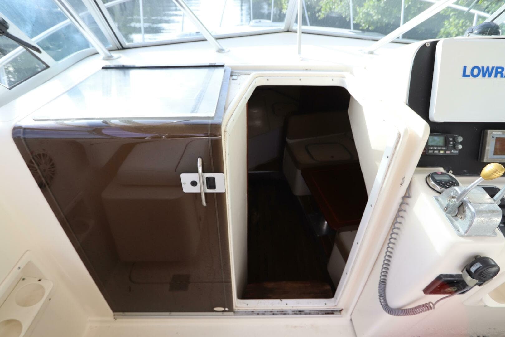 2000 Pursuit 3000 Express