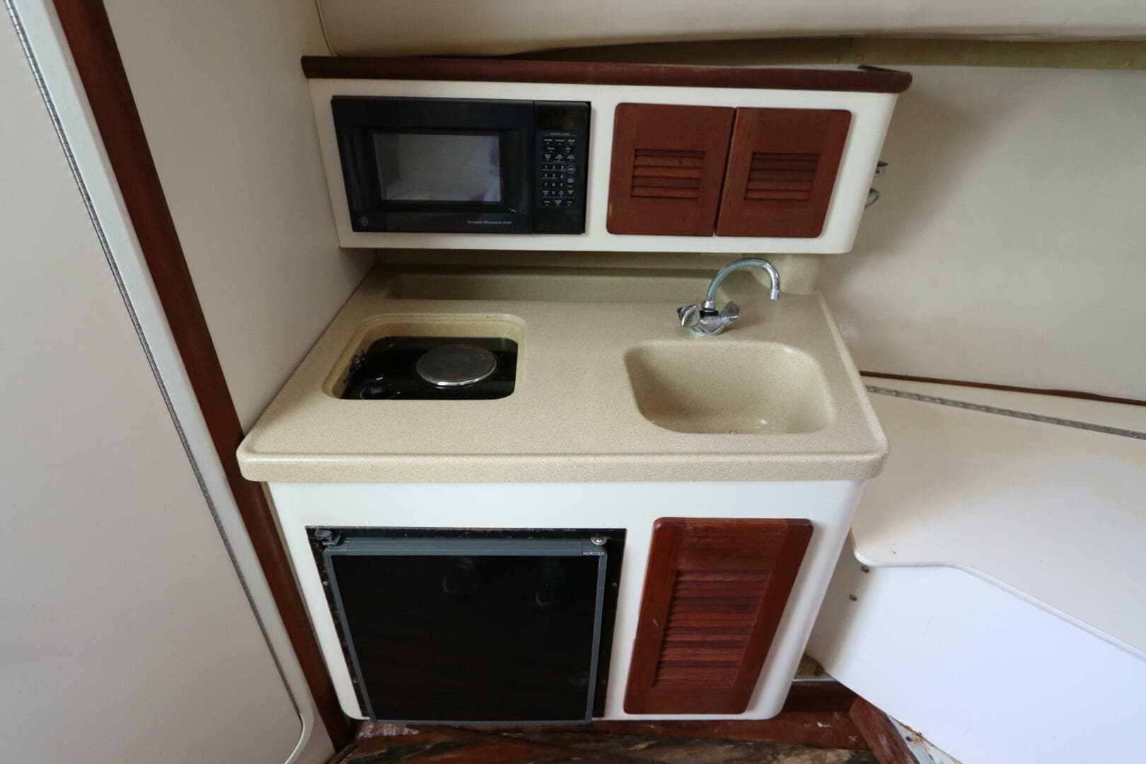 2000 Pursuit 3000 Express