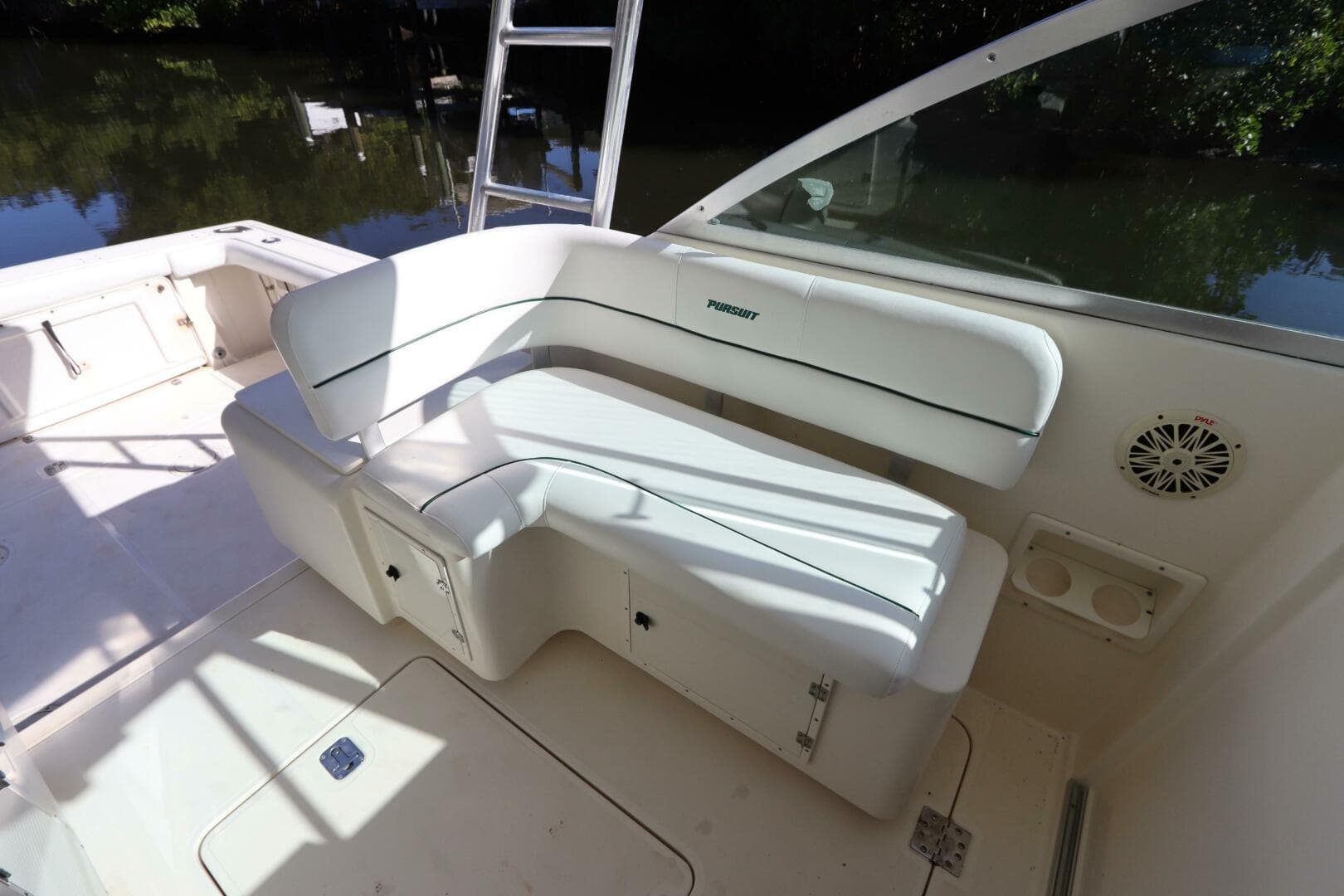 2000 Pursuit 3000 Express