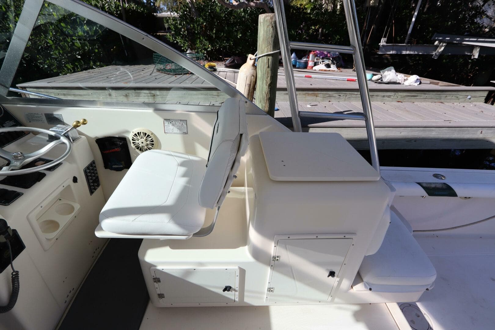 2000 Pursuit 3000 Express