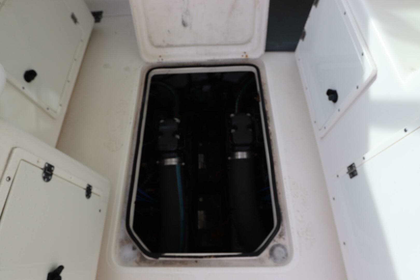 2000 Pursuit 3000 Express