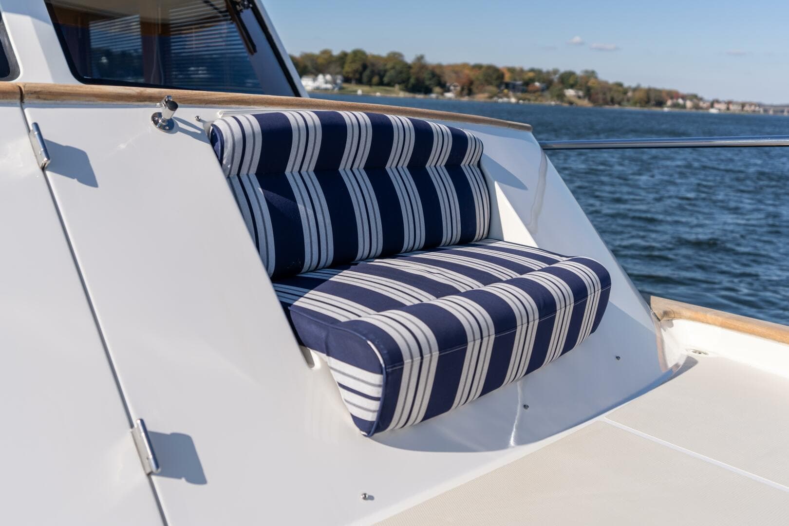 Marlow 72 GRIFFIN - Exterior Forward Seating