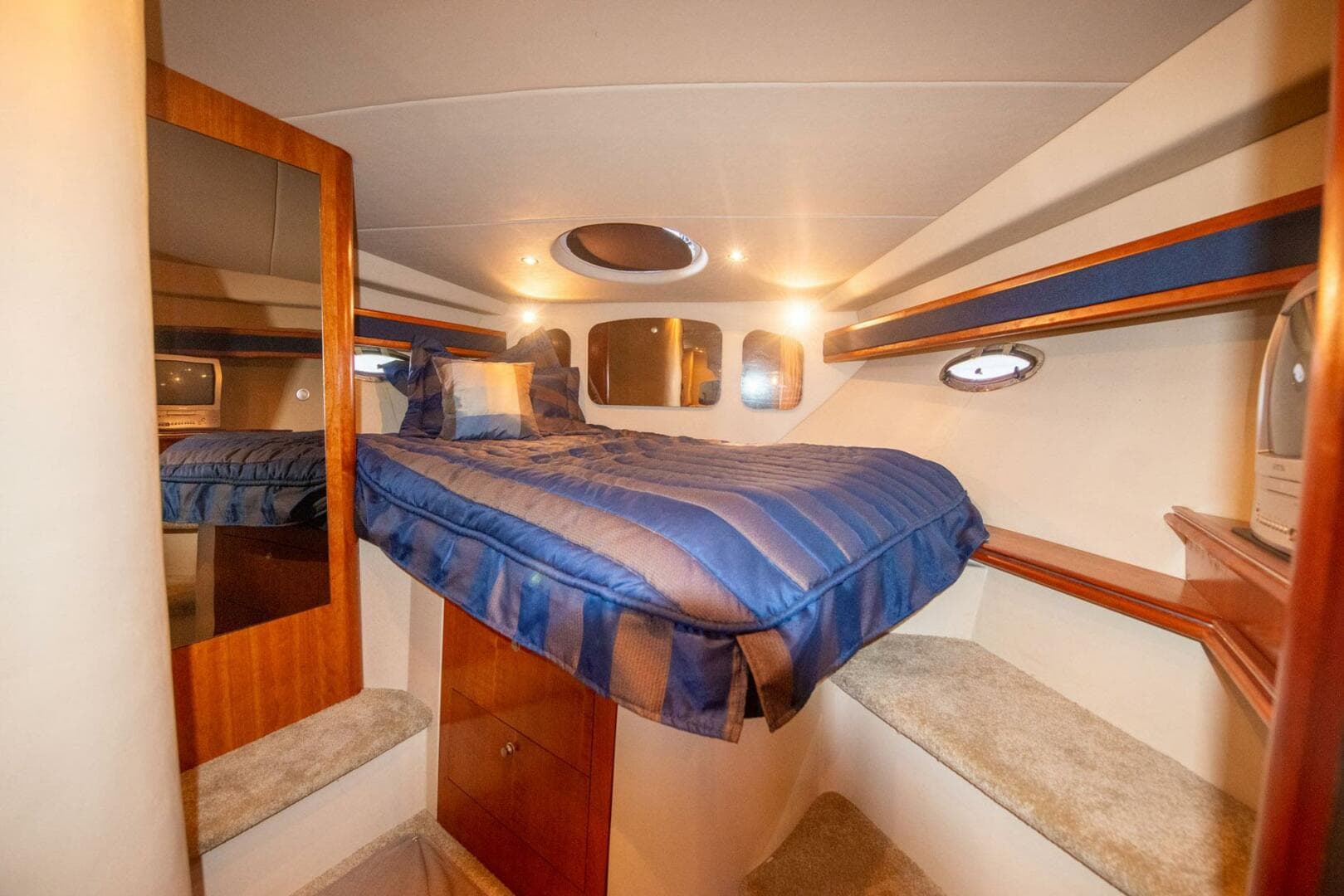 2006 Cruisers Yachts 370 Express