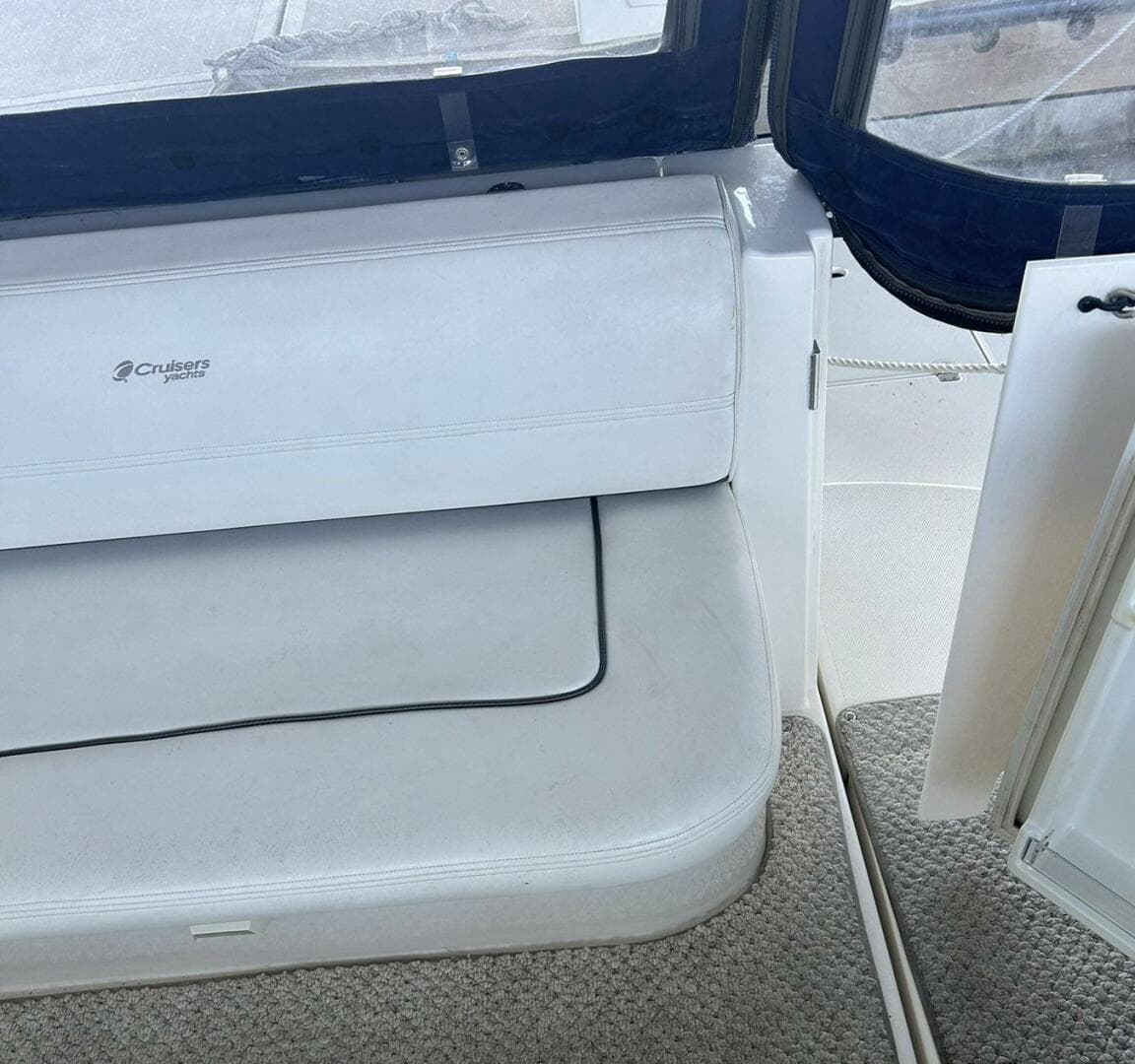 2006 Cruisers Yachts 370 Express